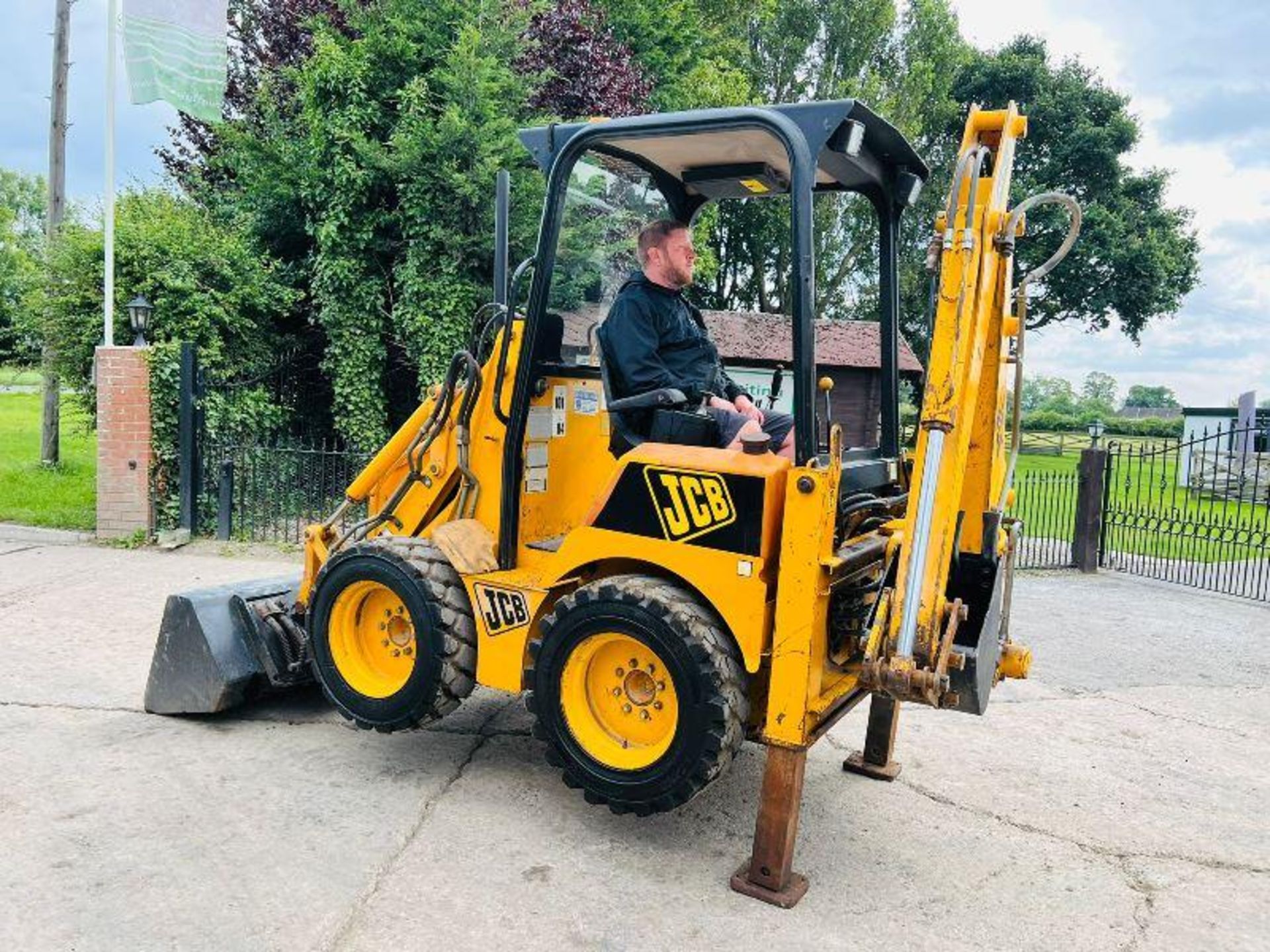 JCB 1CX 4WD BACKHOE DIGGER C/W BUCKET & TINES - Image 17 of 20