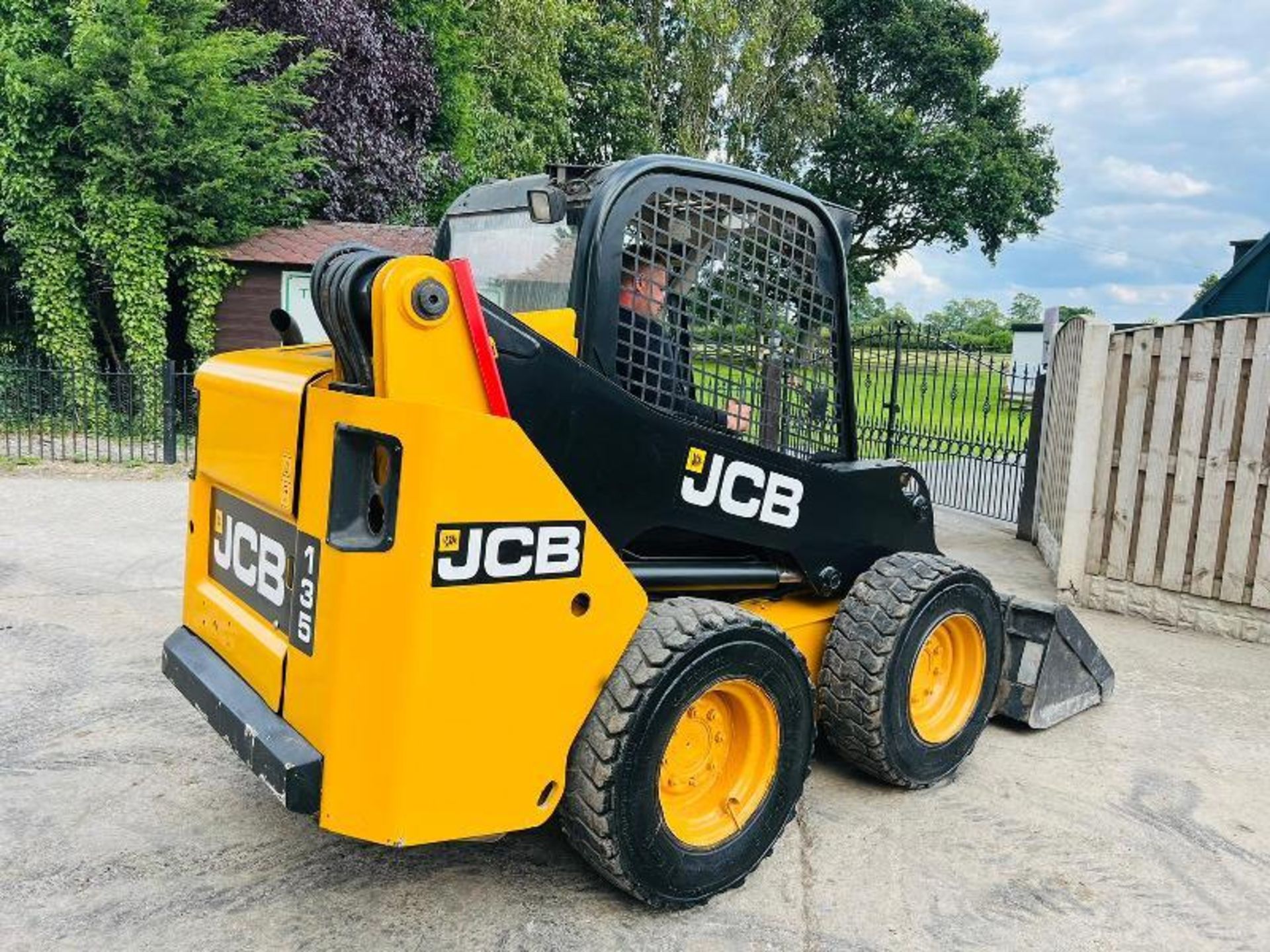 JCB 135 4WD SKIDSTEER * YEAR 2014 * C/W BUCKET - Image 6 of 13