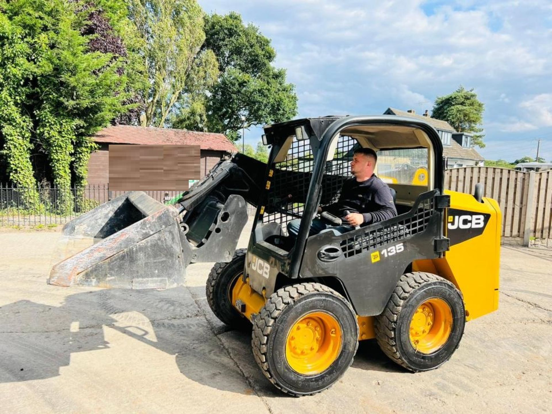 JCB 135 4WD SKIDSTEER * YEAR 2014 * C/W BUCKET - Image 2 of 13