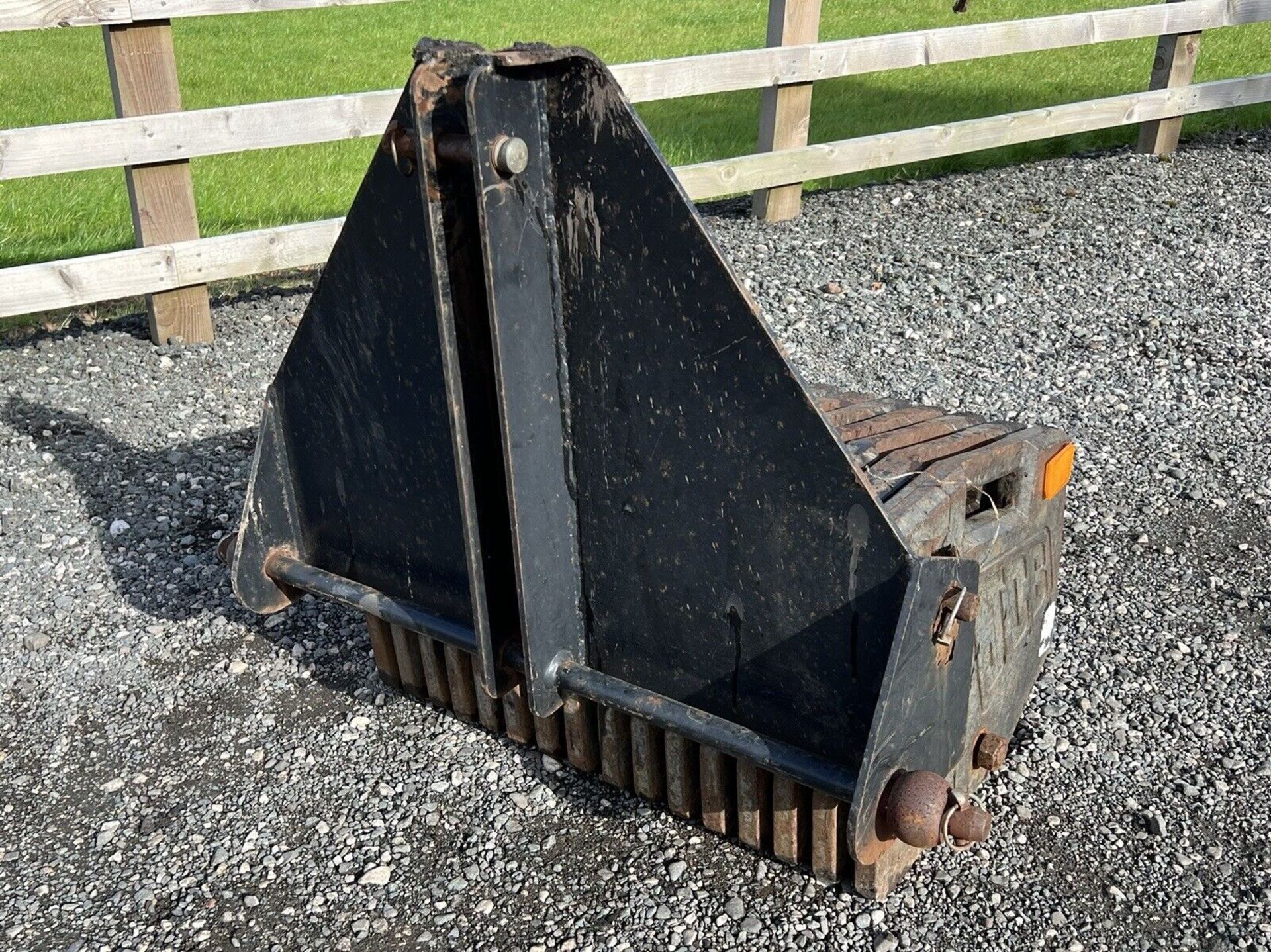 JCB TRACTOR FRONT WEIGHT FRAME WITH 16X 40KG WAFER WEIGHTS / FRONT LINKAGE/BLOCK - Image 2 of 7