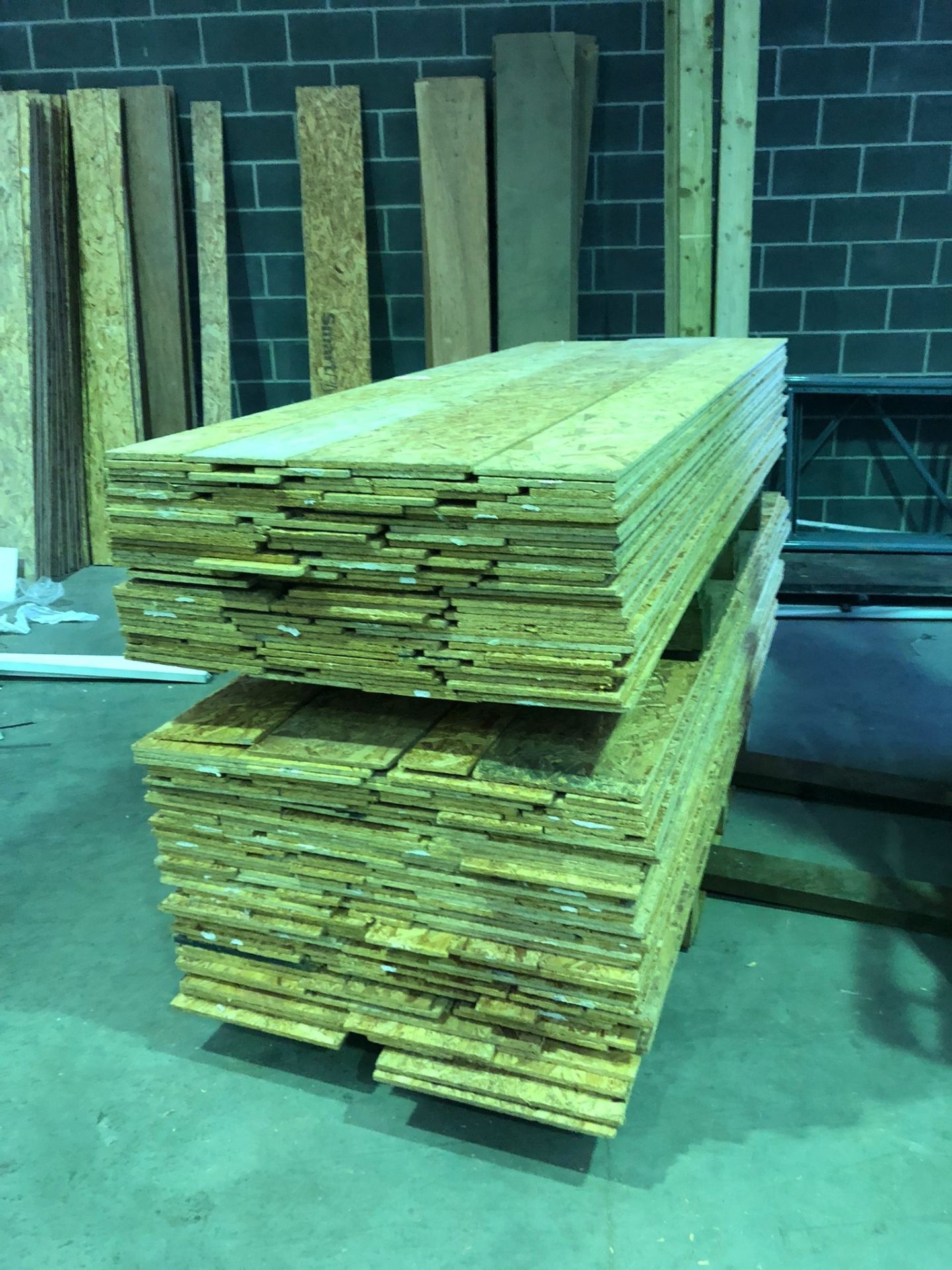 2 PALLETS OF 12MM OSB BOARD PLYWOOD RIPS BETWEEN 6INCH - 20INCH - 96 FULL SHEETS WORTH APPROX