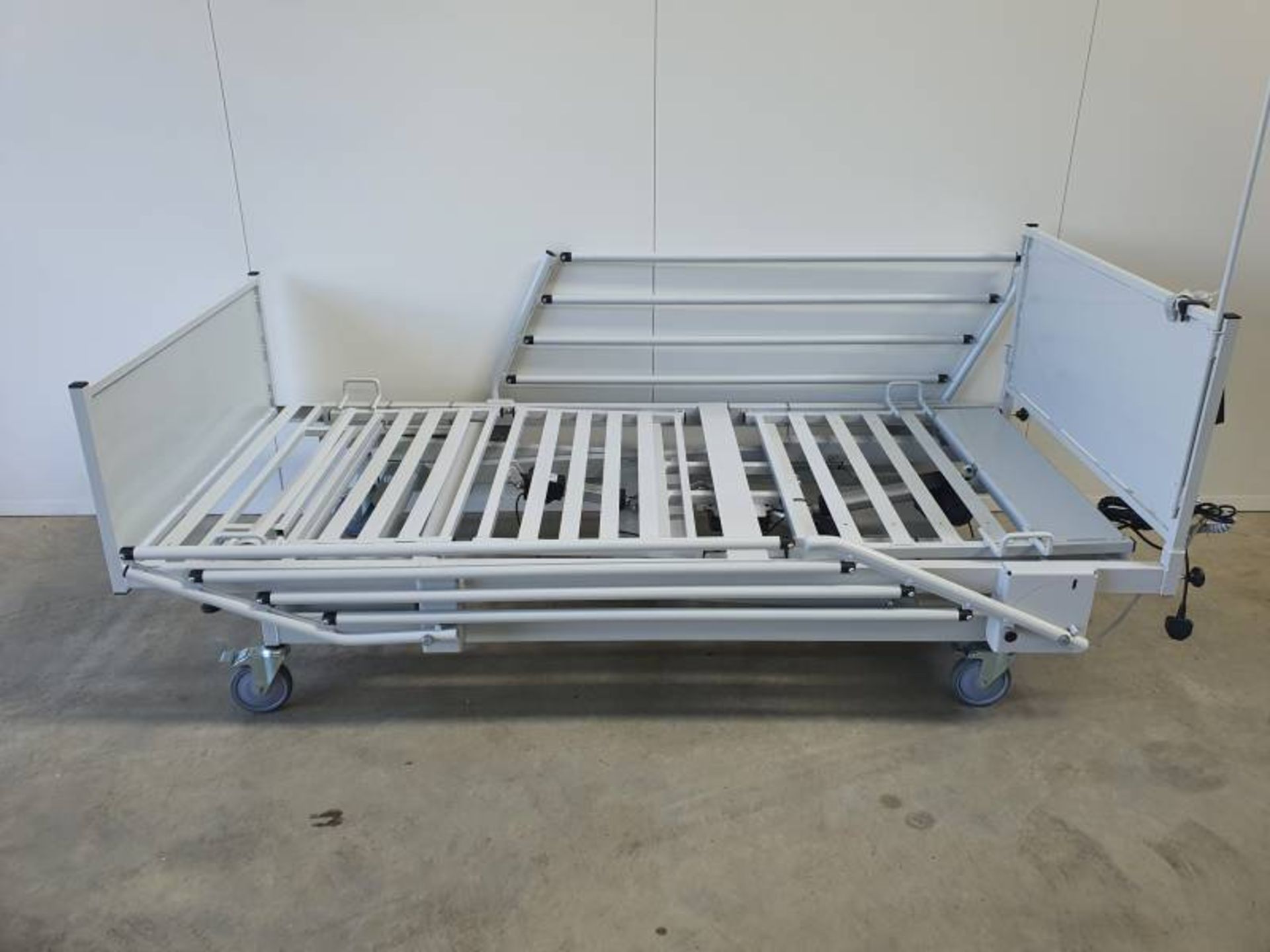 1 X ELECTRIC MEDICAL HOSPITAL BED LIQUIDATION BRAND NEW £2.5K - Image 3 of 9