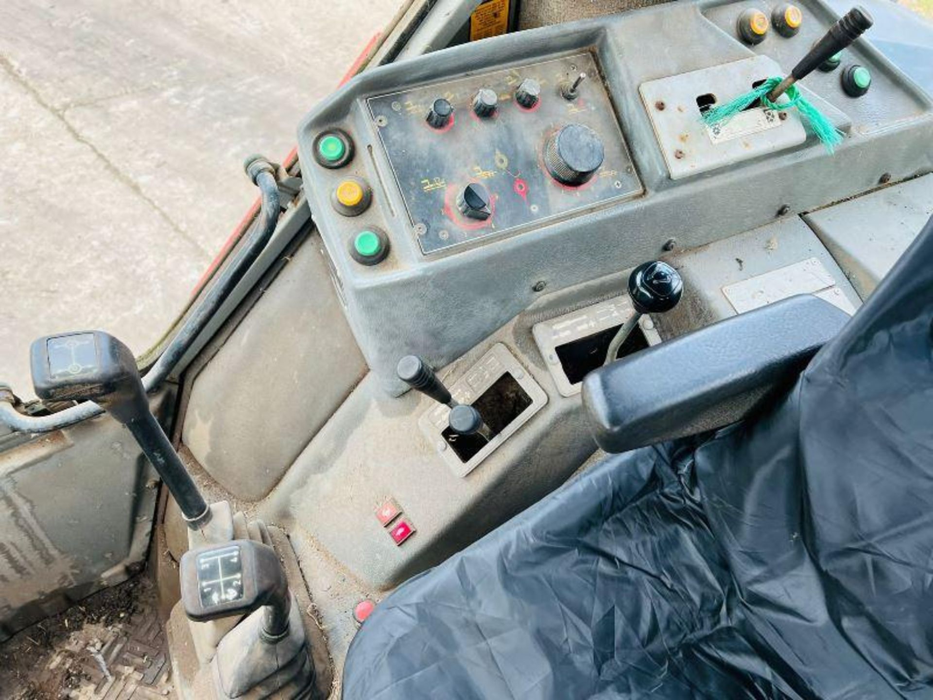 MASSEY FERGUSON 3070 4WD TRACTOR C/W MASSEY FERGUSON 915 FRONT LOADER & BUCKET. - Image 14 of 20