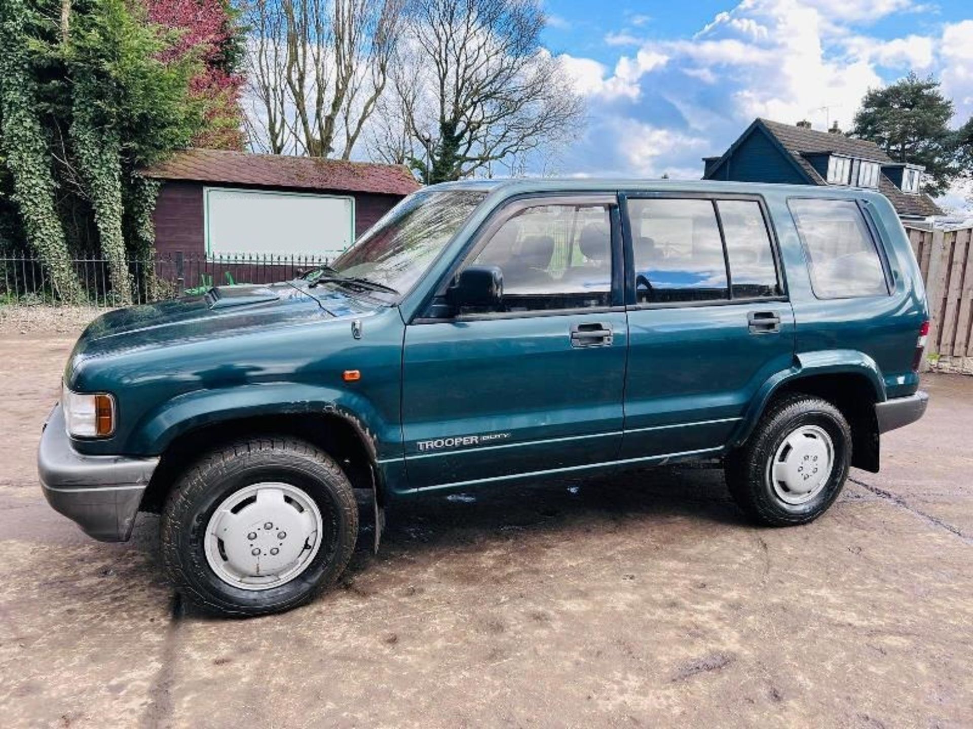 ISUZU TROOPER DUTY 3.1L VEHICLE C/W MANUAL GEAR BOX - Image 2 of 19