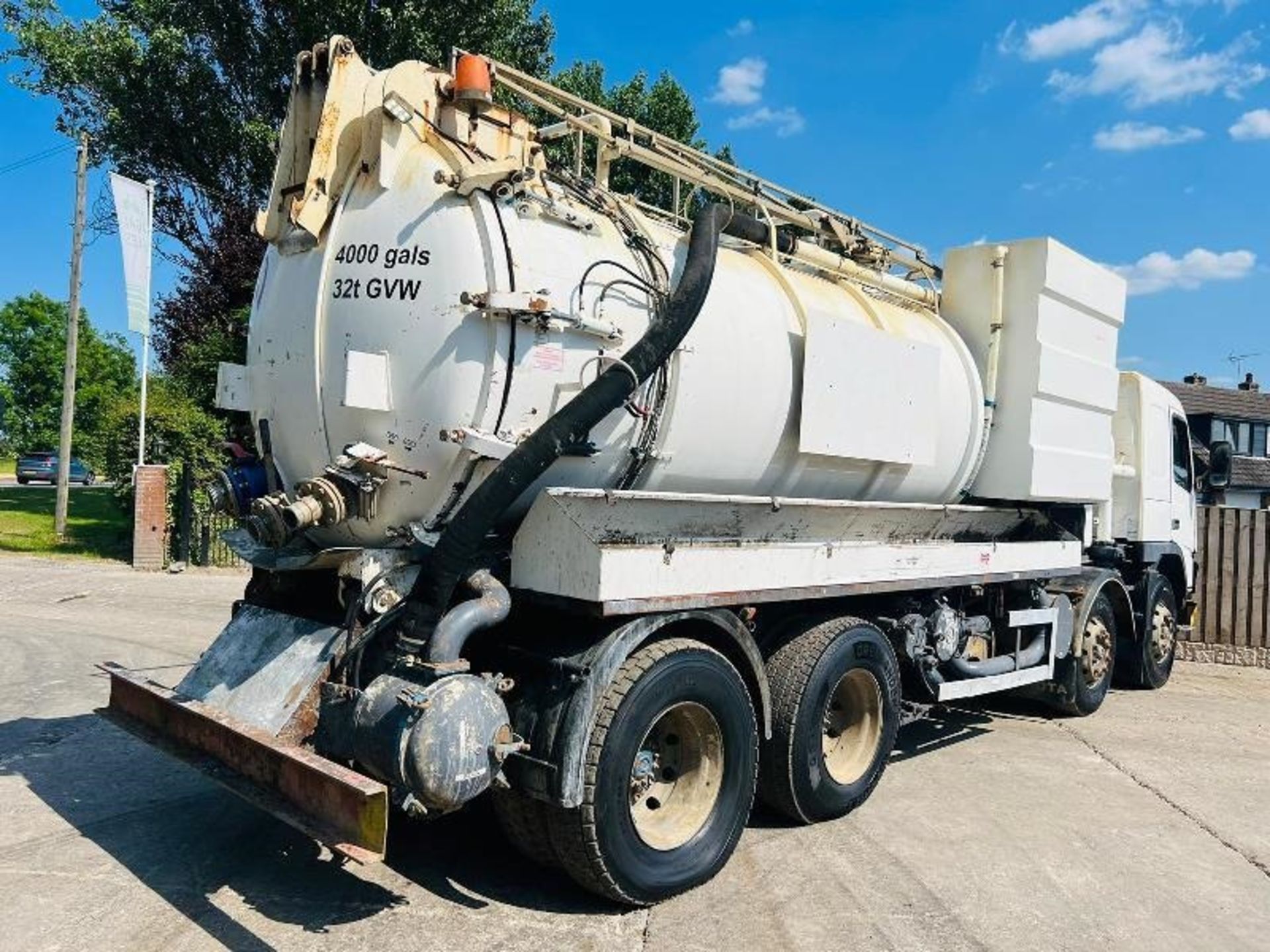 VOLVO FM12 8X4 DOUBLE DRIVE VACUM TANKER LORRY *4000 GAL CAPACITY - Image 4 of 15