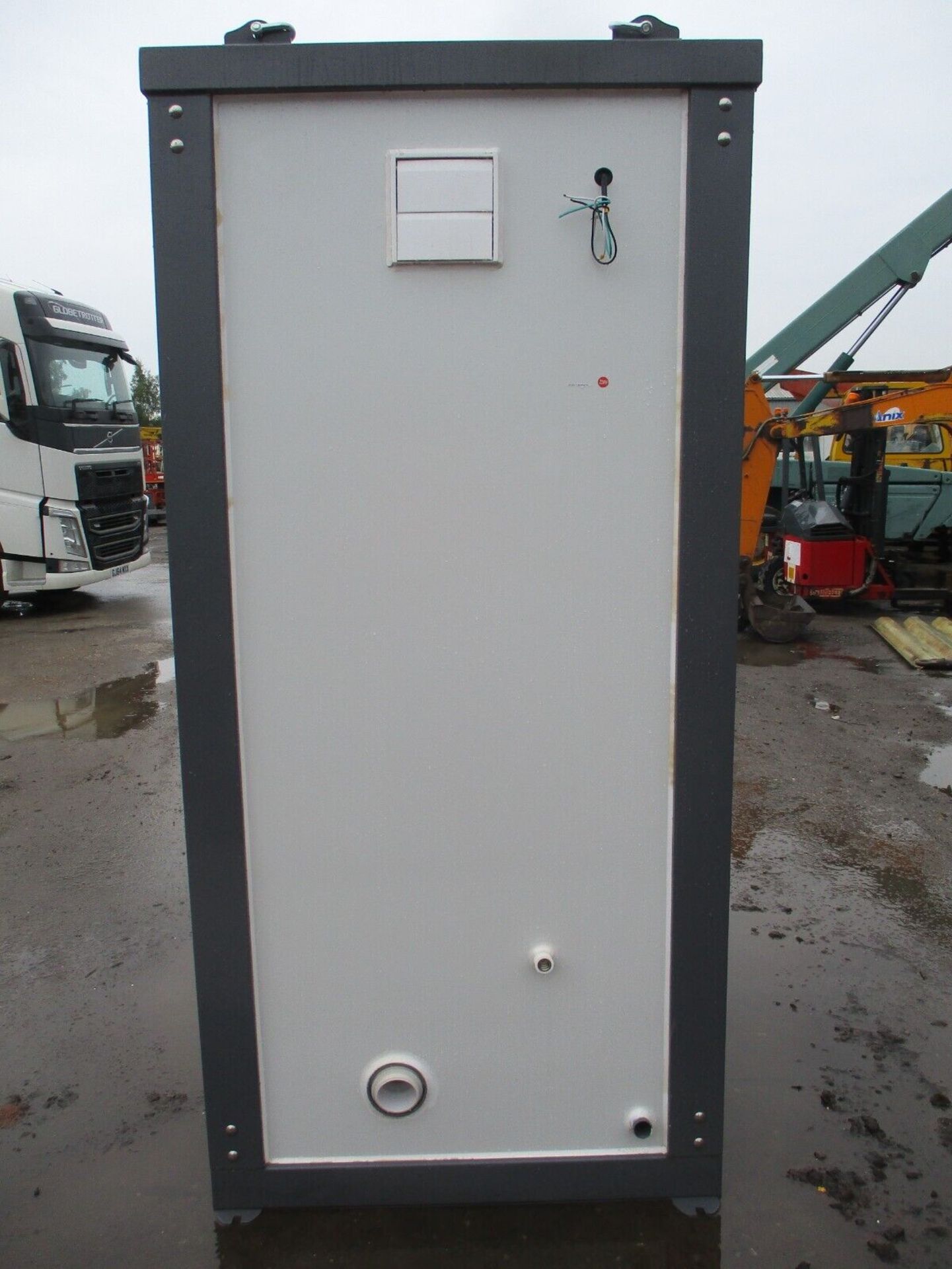 UNUSED 1.1M X 1.3M TOILET BLOCK SHIPPING CONTAINER DELIVERY ARRANGED - Image 3 of 5