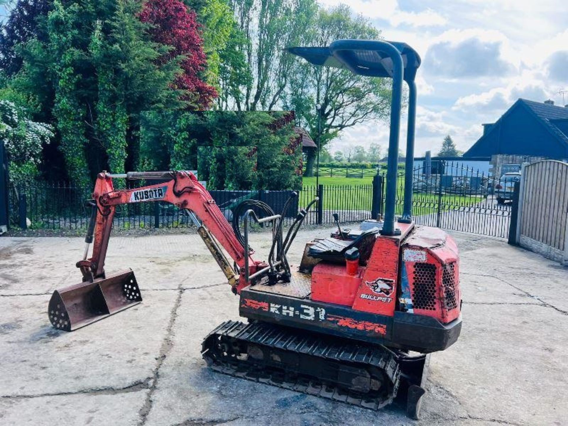 KUBOTA KH31 TRACKED EXCAVATOR C/W ROLE BAR AND CANOPY