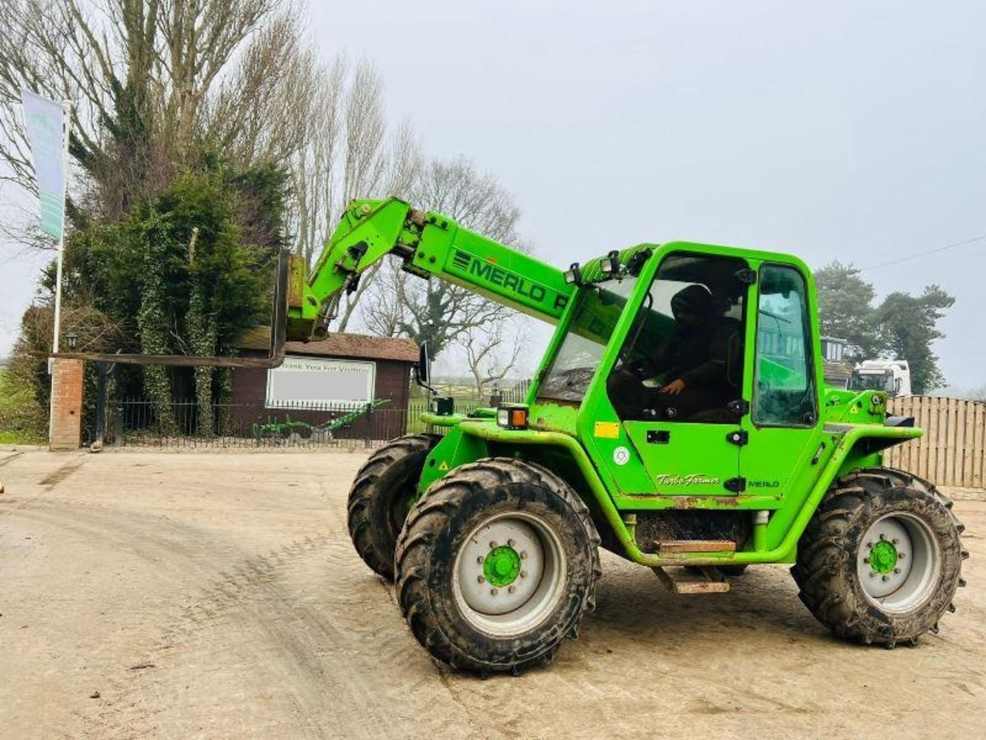 MERLO P32.7 4WD TELEHANDLER * AG-SPEC* C/W PALLET TINES & PICK UP HITCH - Image 2 of 10