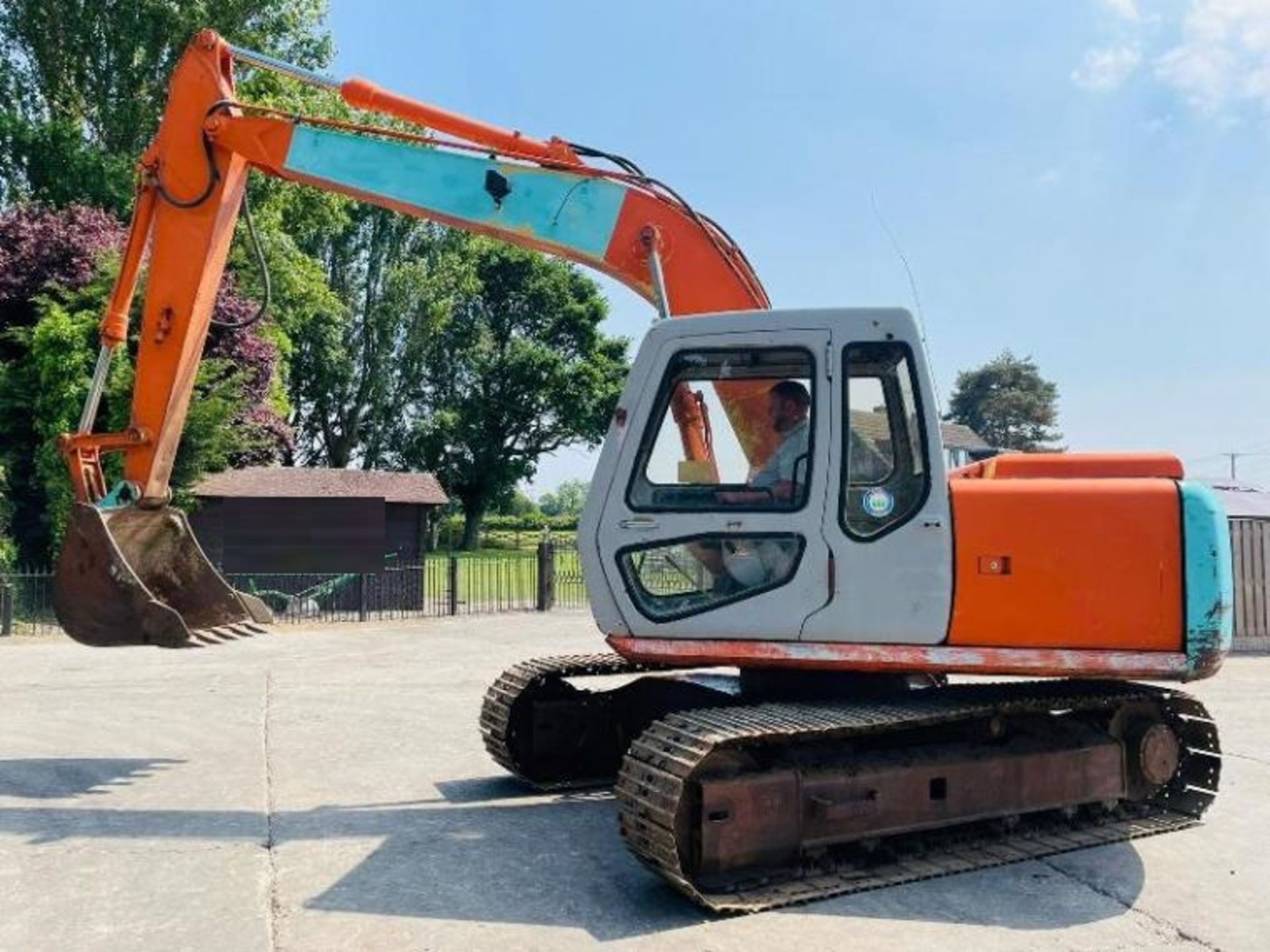 SUMIMOTO SH120 TRACKED EXCAVATOR C/W BUCKET