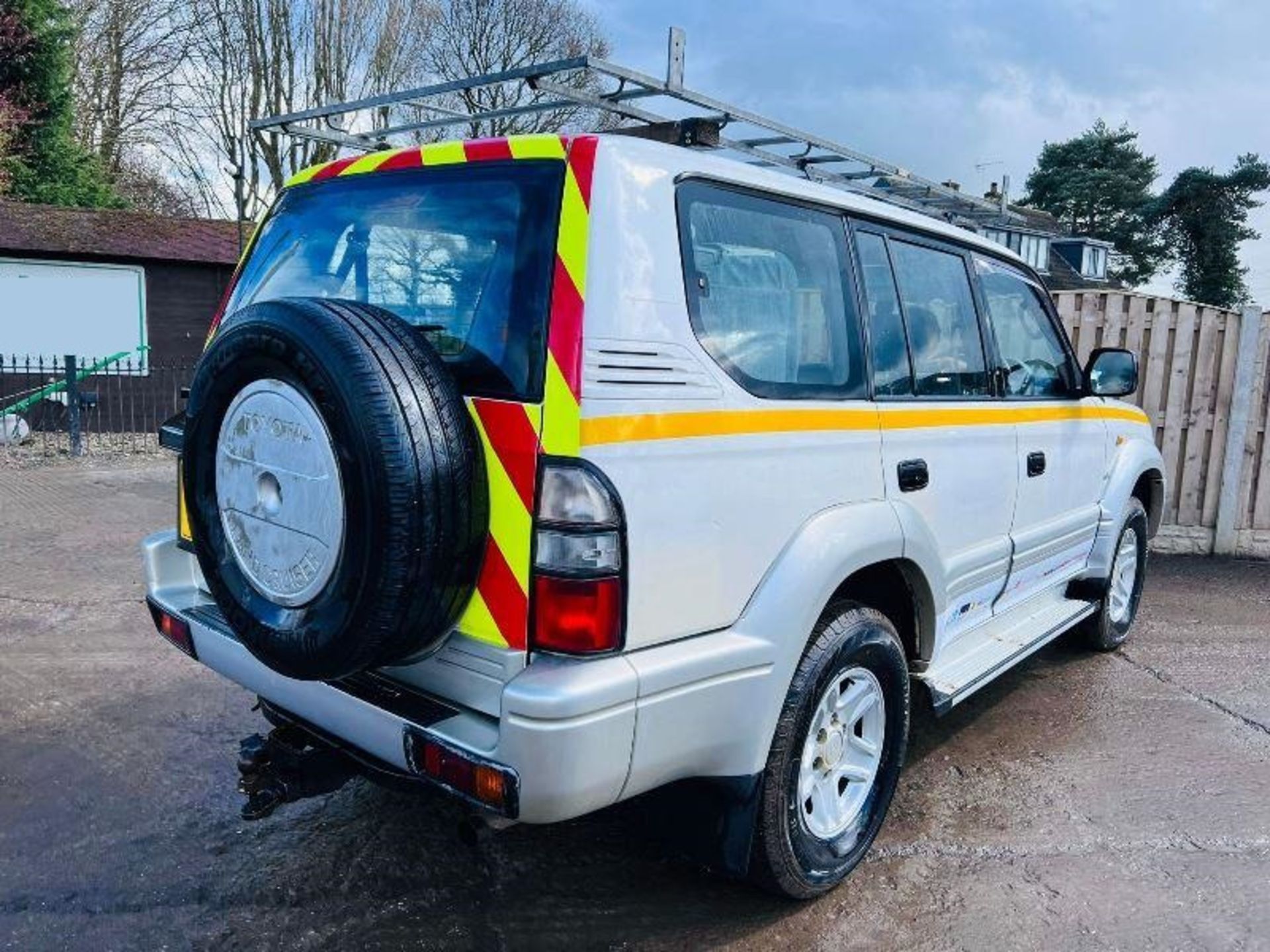 TOYOTA LAND CRUISER GX 4WD VEHICLE C/W ROOF RACK & MANUAL GEAR BOX - Image 3 of 20