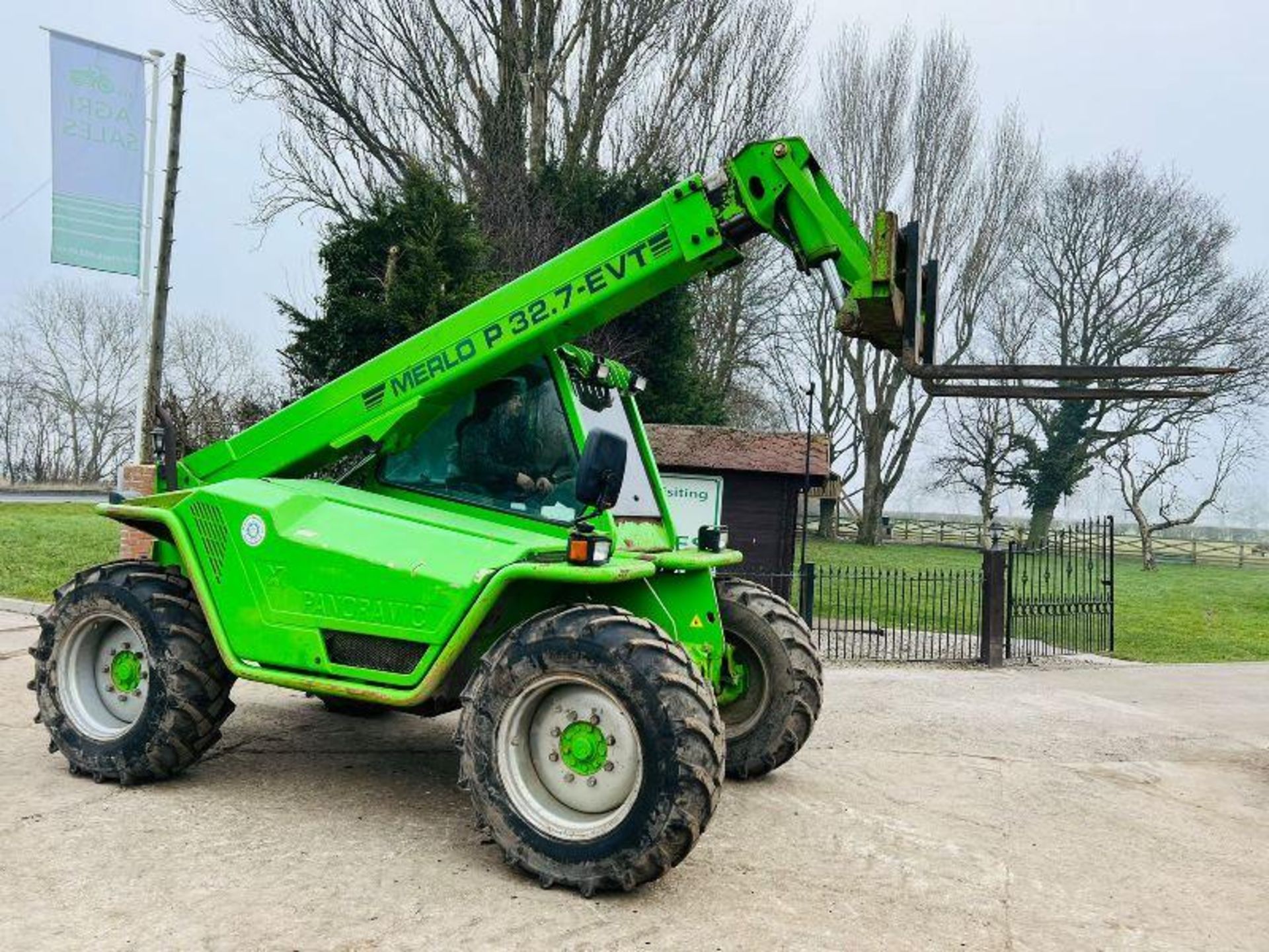 MERLO P32.7 4WD TELEHANDLER * AG-SPEC* C/W PALLET TINES & PICK UP HITCH - Image 4 of 10