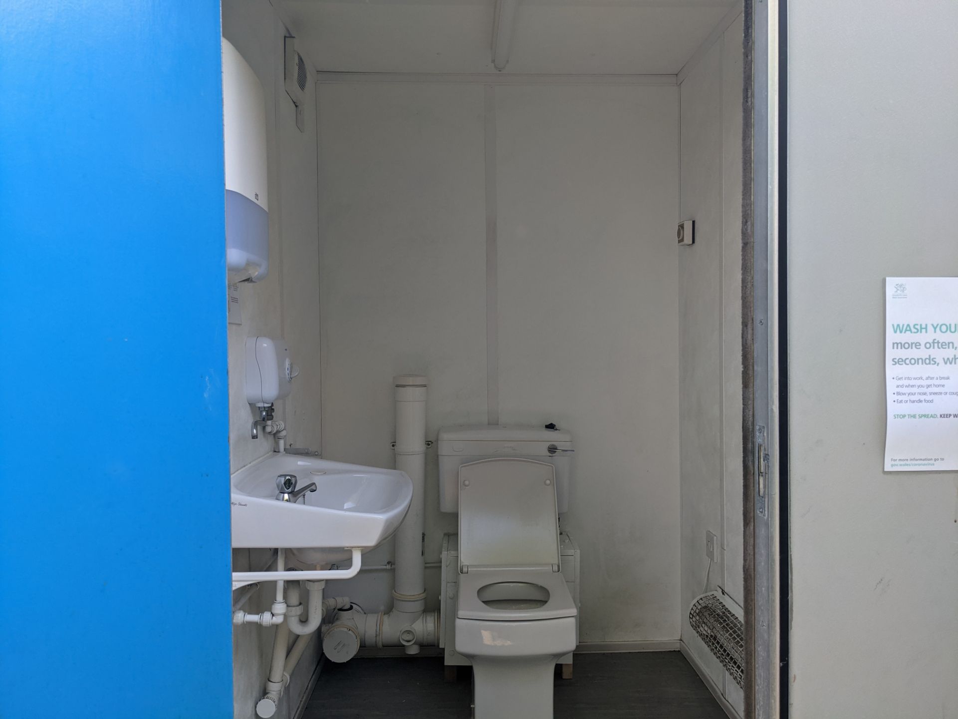 PORTABLE TOILET CABIN 12FT X 9FT - Image 3 of 6