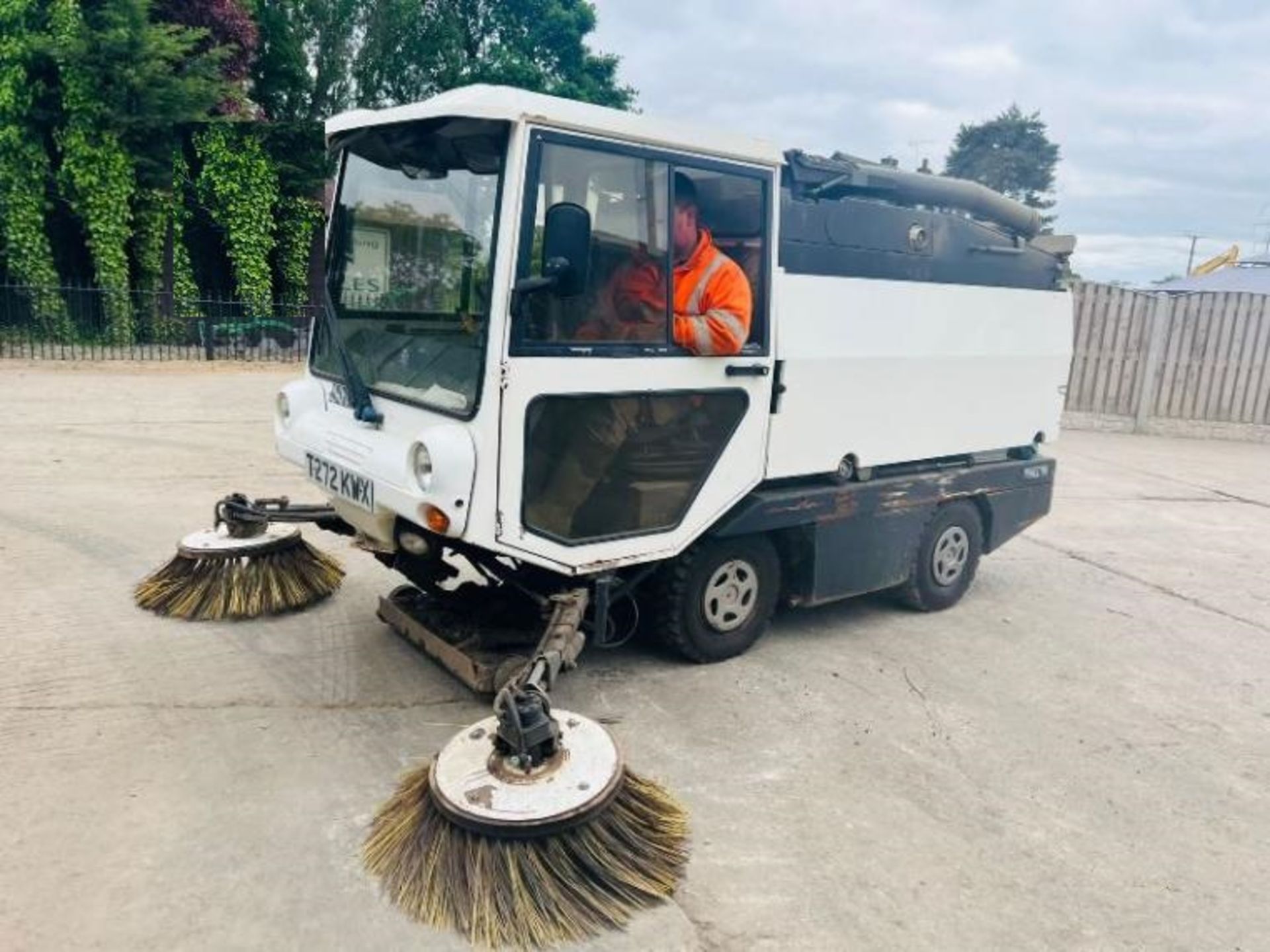 JOHNSTON 4X2 ROAD SWEEPER C/W REVERSE CAMERA - Image 3 of 14