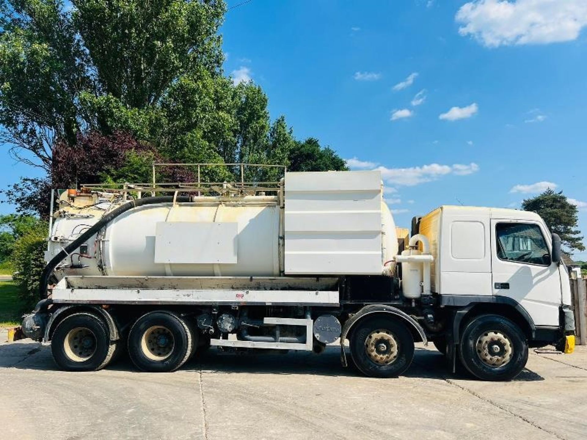 VOLVO FM12 8X4 DOUBLE DRIVE VACUM TANKER LORRY *4000 GAL CAPACITY - Image 2 of 15