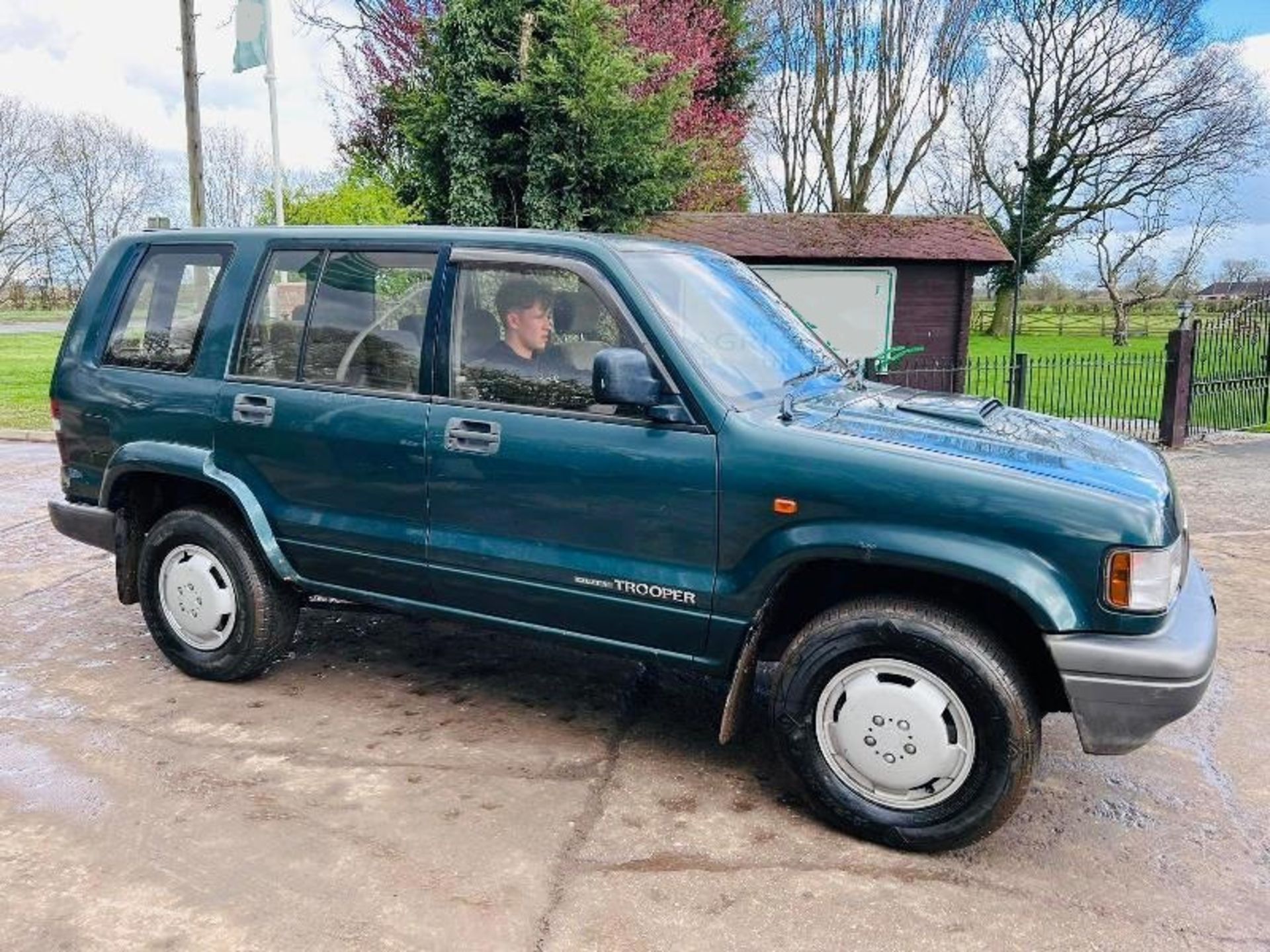 ISUZU TROOPER DUTY 3.1L VEHICLE C/W MANUAL GEAR BOX