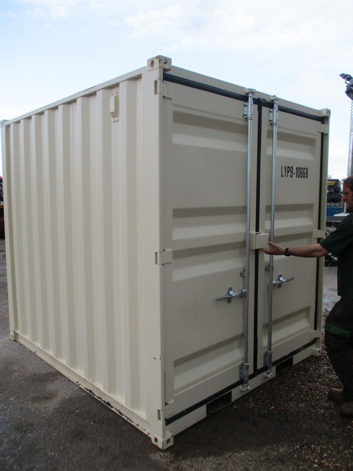 NEW 9 FOOT SECURE SHIPPING CONTAINER 10 HOME OFFICE GARDEN ROOM GARAGE SHED - Image 4 of 7