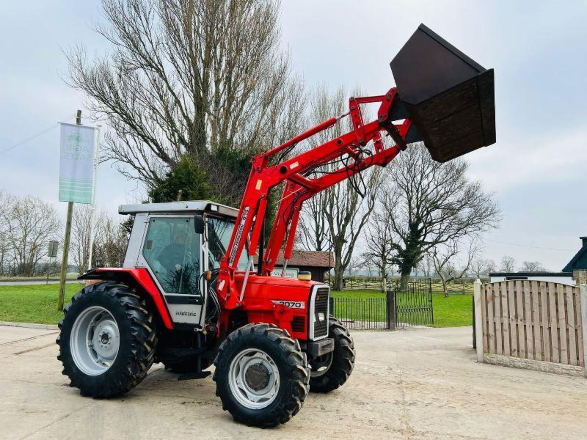 MASSEY FERGUSON 3070 4WD TRACTOR C/W MASSEY FERGUSON 915 FRONT LOADER & BUCKET.