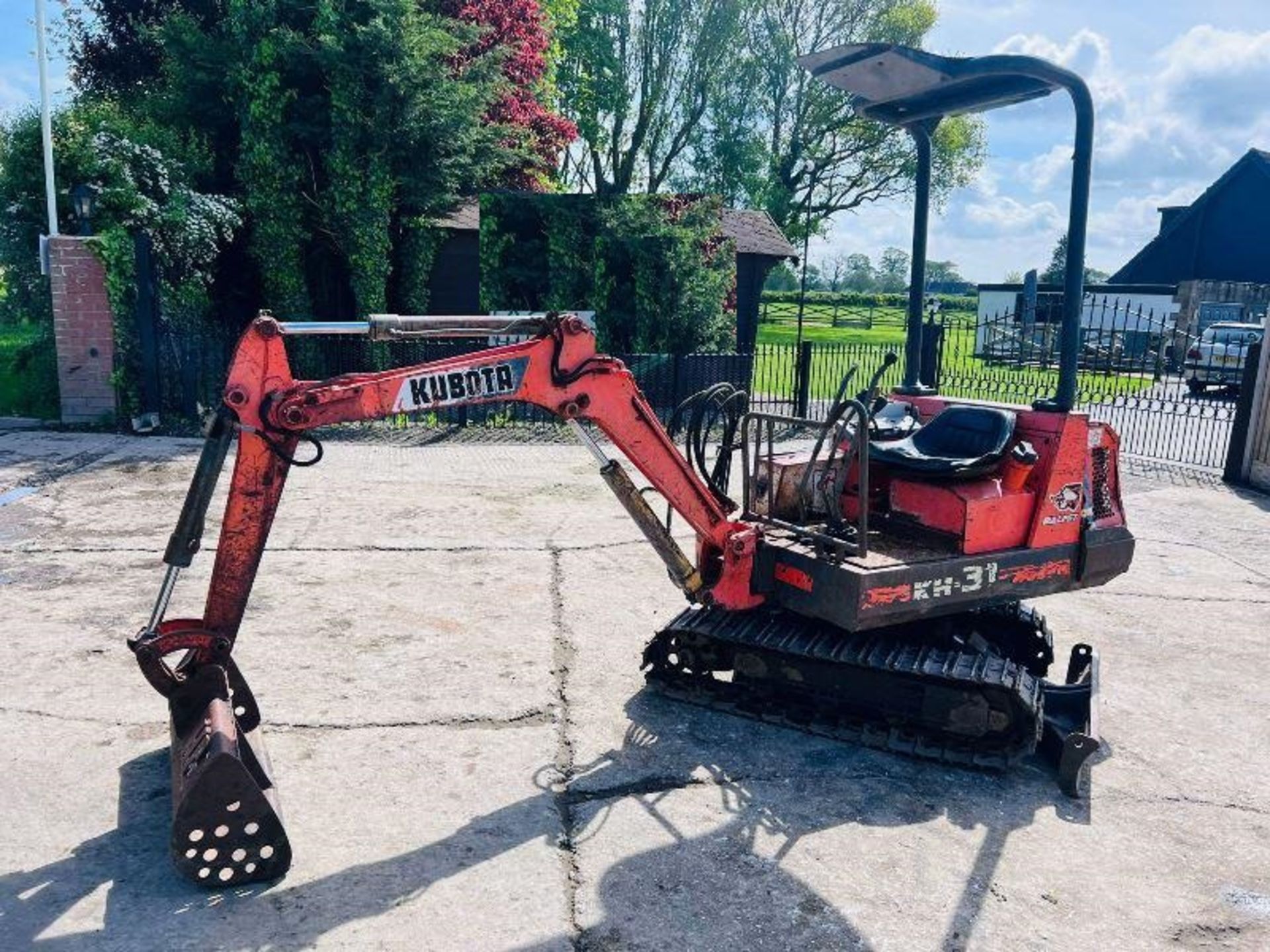 KUBOTA KH31 TRACKED EXCAVATOR C/W ROLE BAR AND CANOPY - Image 2 of 14