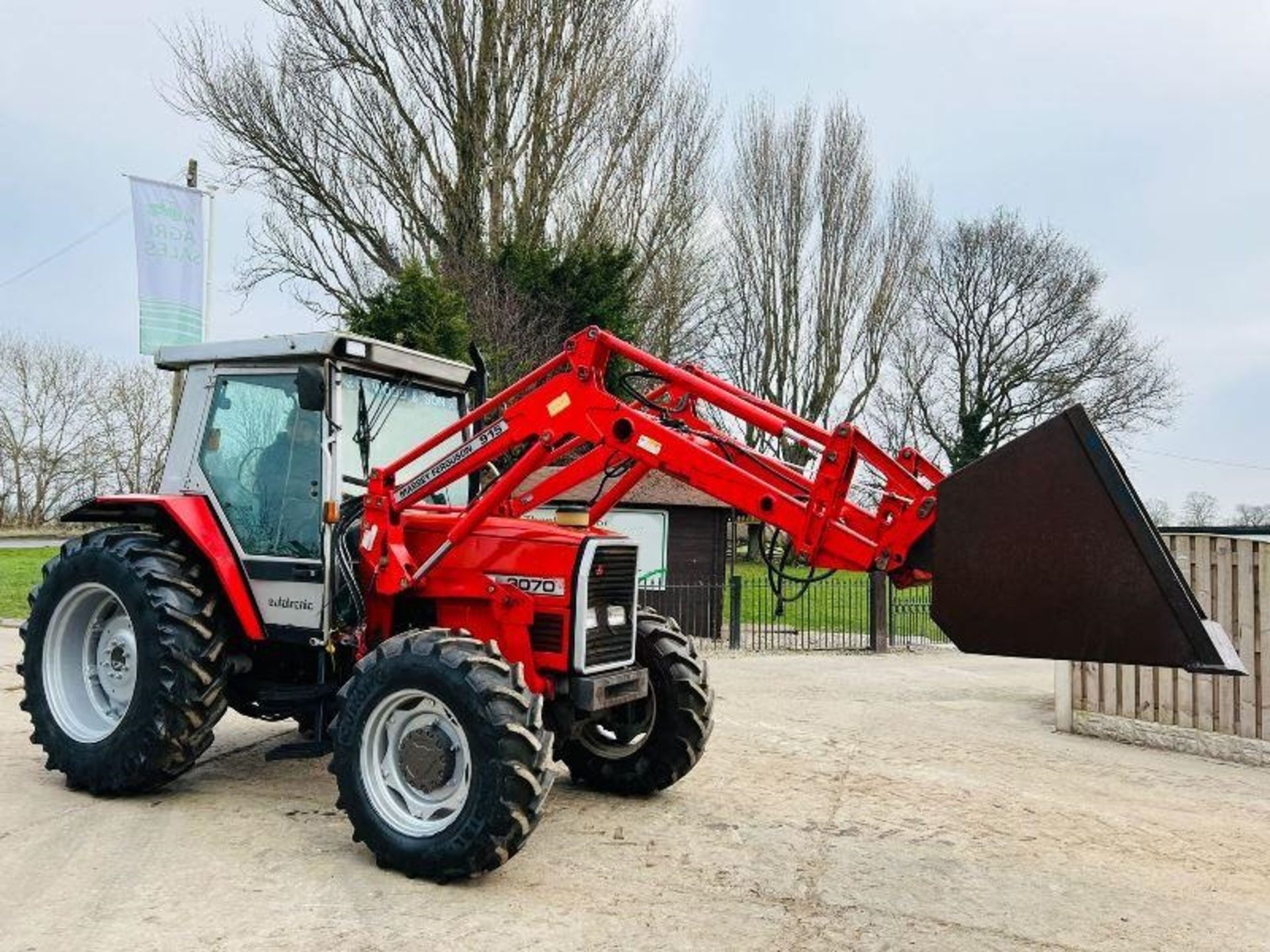 MASSEY FERGUSON 3070 4WD TRACTOR C/W MASSEY FERGUSON 915 FRONT LOADER & BUCKET. - Image 13 of 20