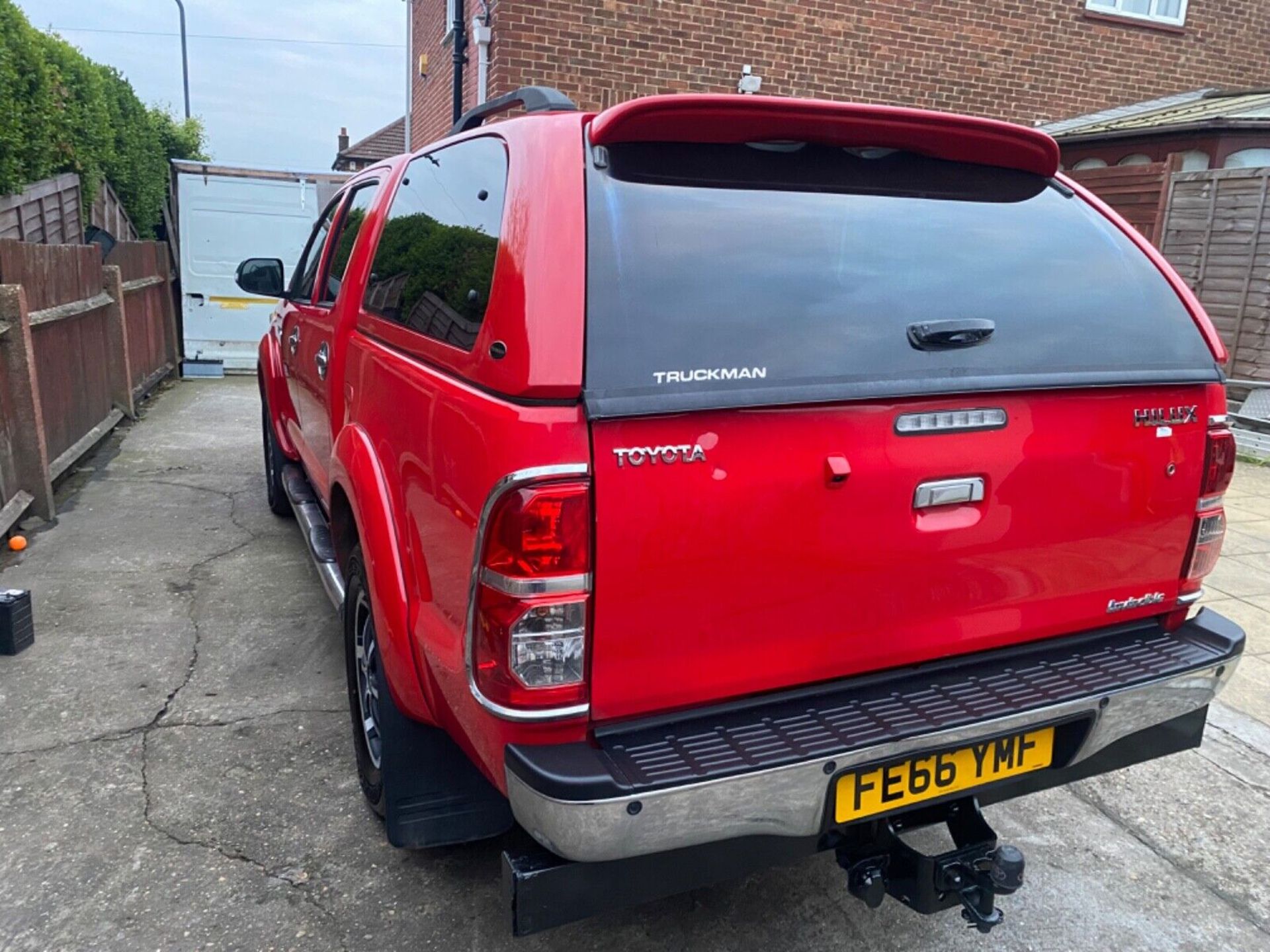 2016 TOYOTA HILUX 3.0 D-4D INVINCIBLE EURO6 4 WD - Image 2 of 14