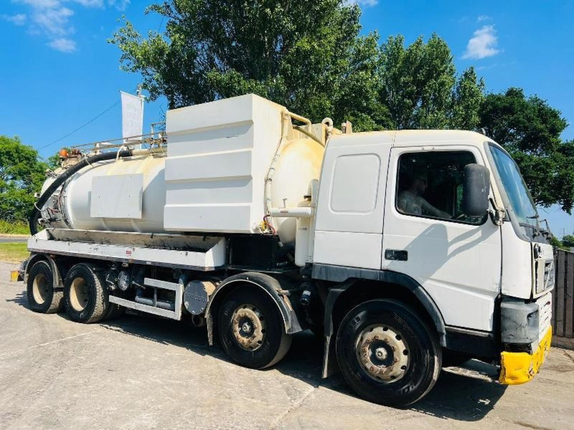 VOLVO FM12 8X4 DOUBLE DRIVE VACUM TANKER LORRY *4000 GAL CAPACITY