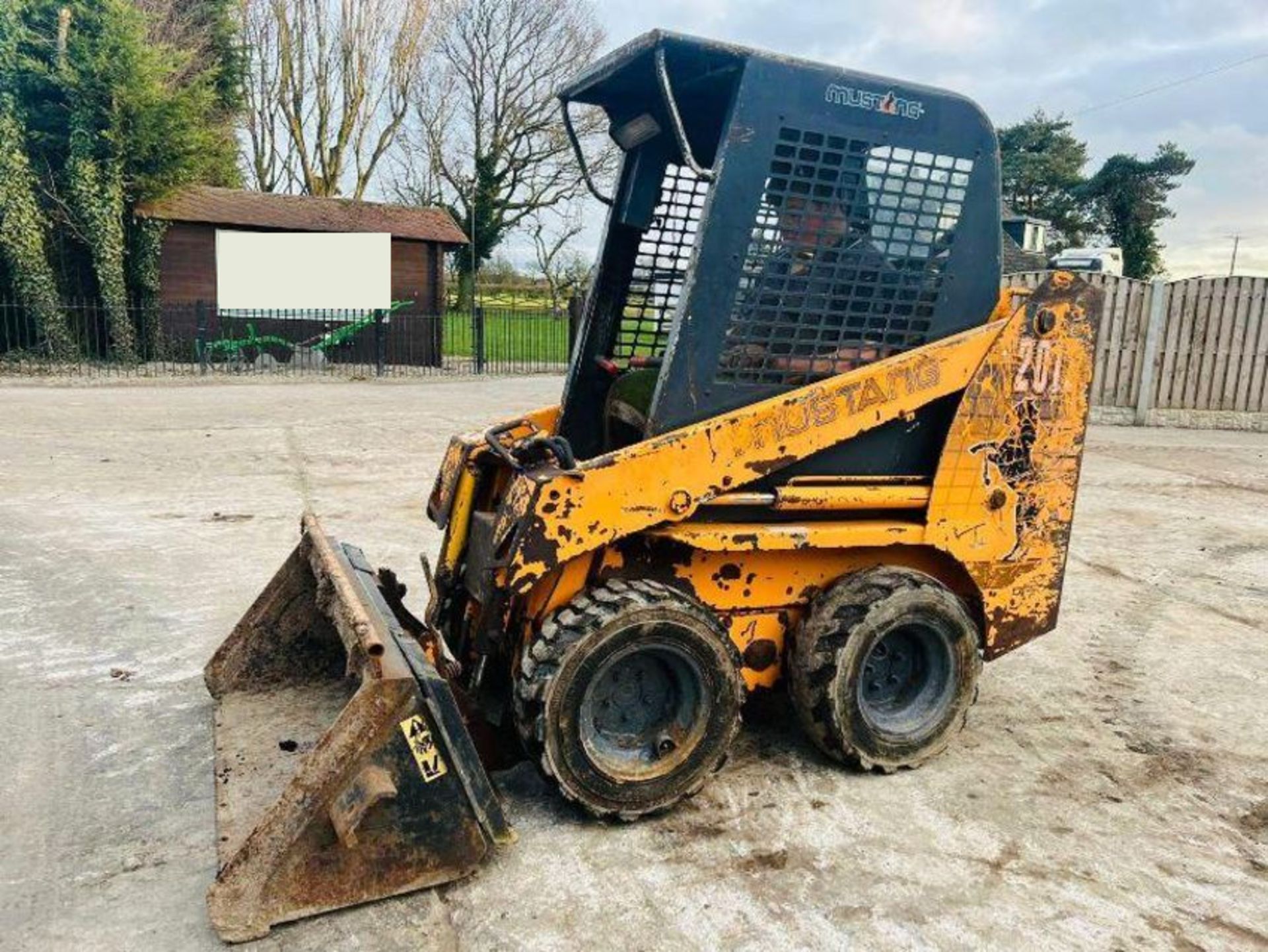 MUSTANG 2012 4WD SKIDSTEER C/W BUCKET