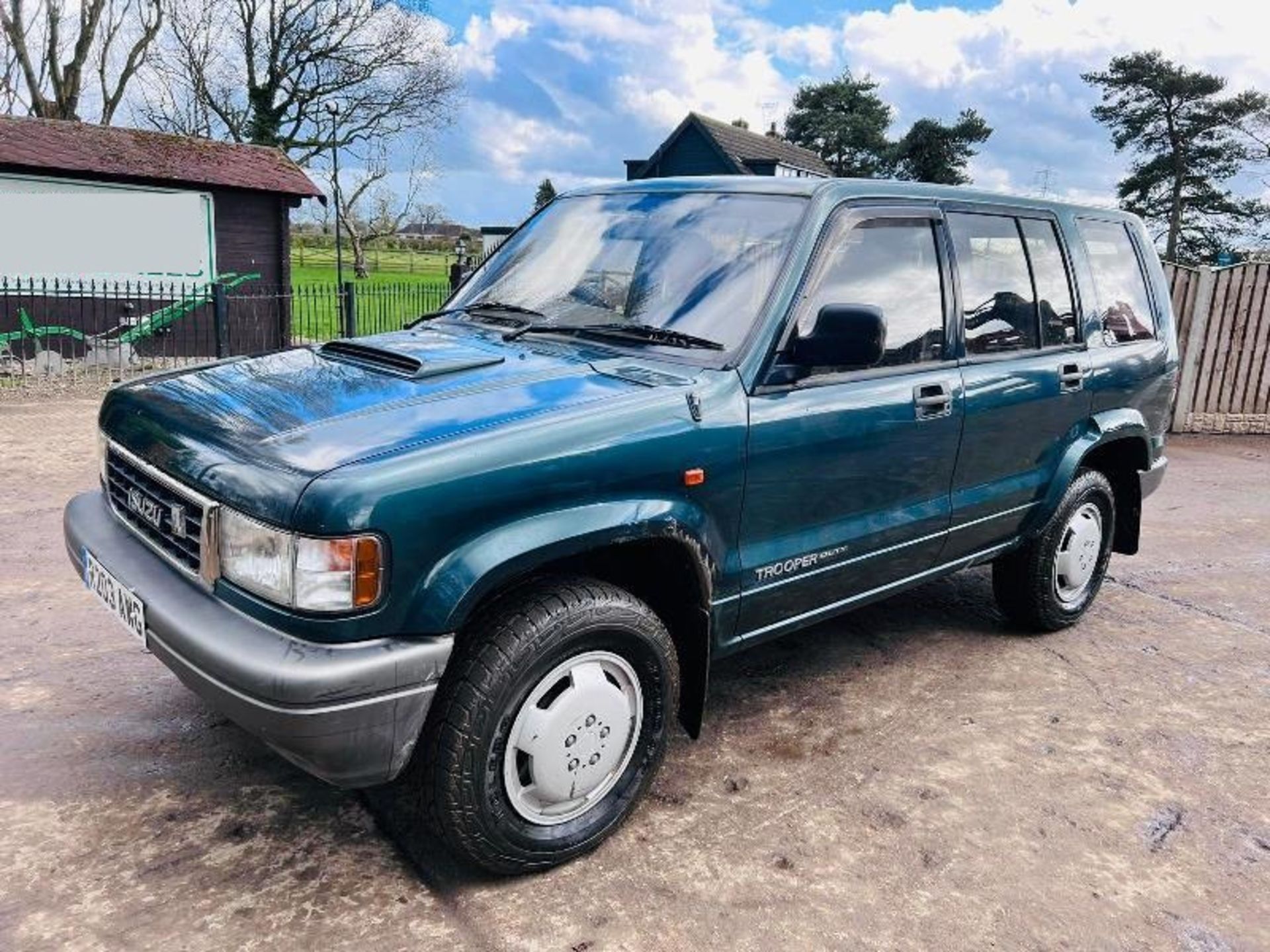 ISUZU TROOPER DUTY 3.1L VEHICLE C/W MANUAL GEAR BOX - Image 3 of 19