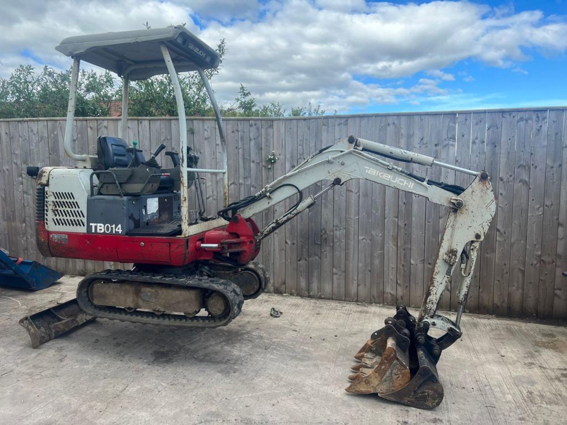 TAKEUCHI TB014 MINI DIGGER - 3 BUCKETS. - Image 2 of 8