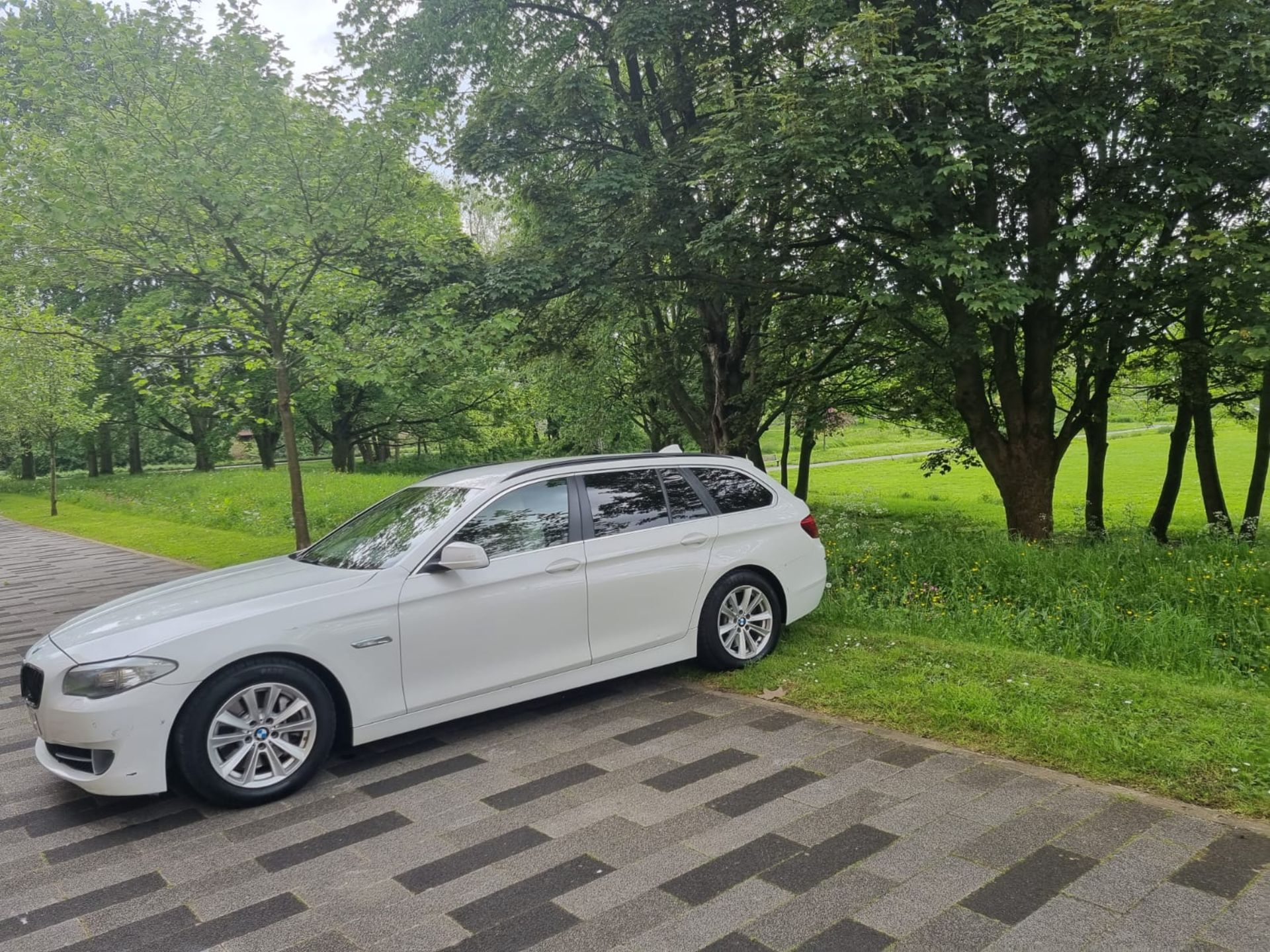 2013 BMW 530D AC AUTO WHITE ESTATE -268HP - FULL SERVICE HISTORY - YW13 FCL - RESERVE REDUCED - Image 2 of 12