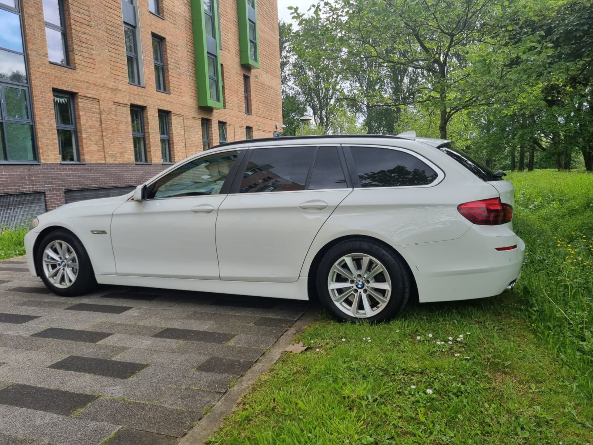 2013 BMW 530D AC AUTO WHITE ESTATE -268HP - FULL SERVICE HISTORY - YW13 FCL - RESERVE REDUCED - Image 7 of 12