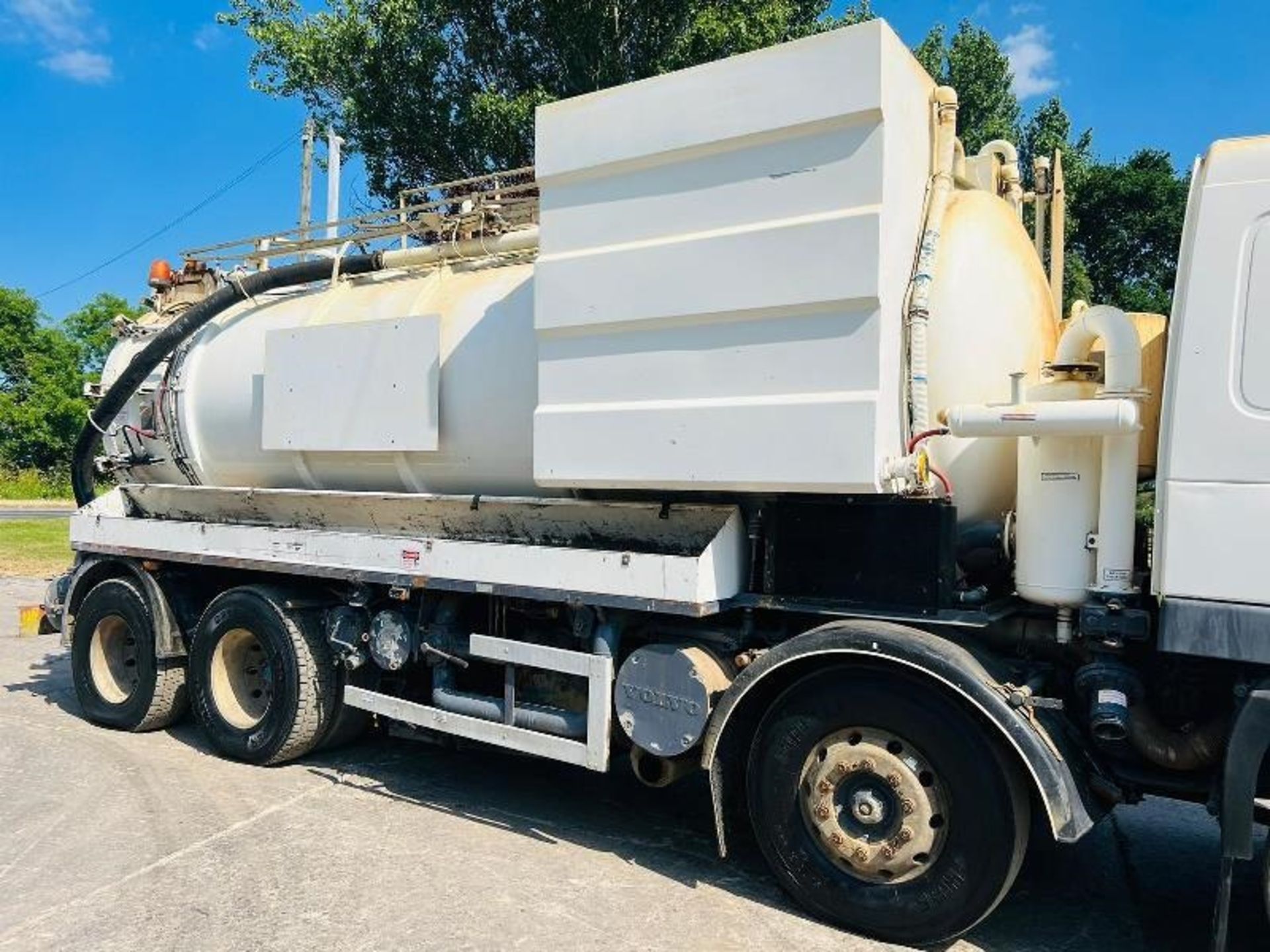 VOLVO FM12 8X4 DOUBLE DRIVE VACUM TANKER LORRY *4000 GAL CAPACITY - Image 8 of 15