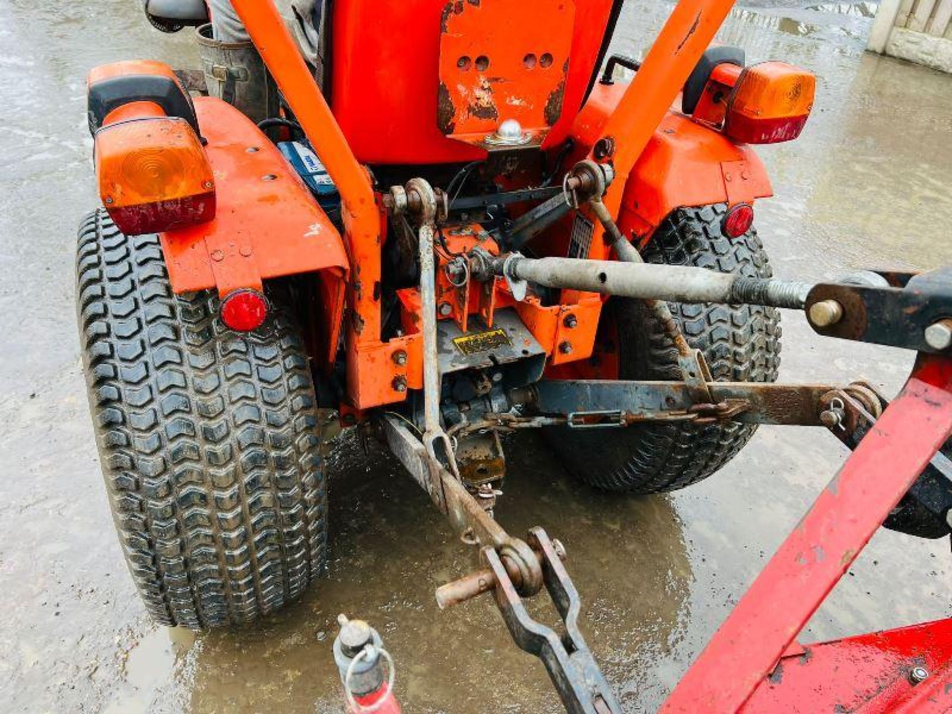 KUBOTA B1550 COMPACT TRACTOR C/W ROLE BAR AND TOPPER - Image 11 of 12