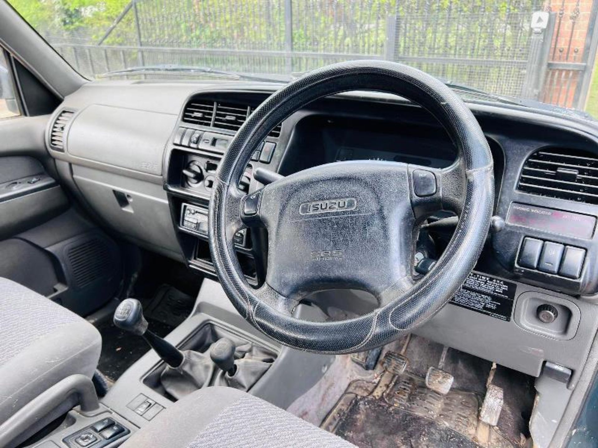 ISUZU TROOPER DUTY 3.1L VEHICLE C/W MANUAL GEAR BOX - Image 12 of 19