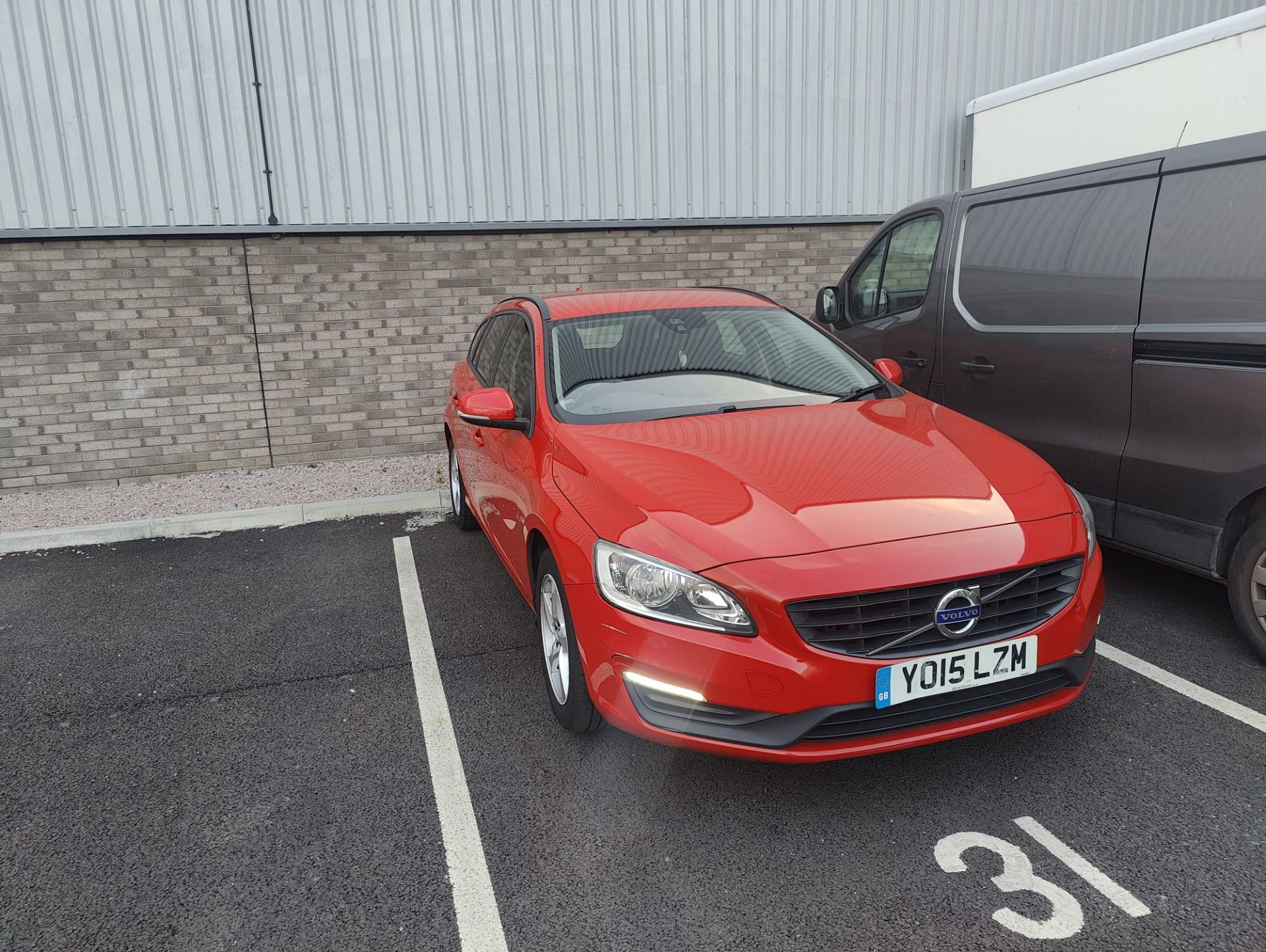 2015 VOLVO V60 BUSINESS EDITION D4 ESTATE TURBO CHARGED 2L MANUAL - £20 ROAD TAX! - Image 2 of 15