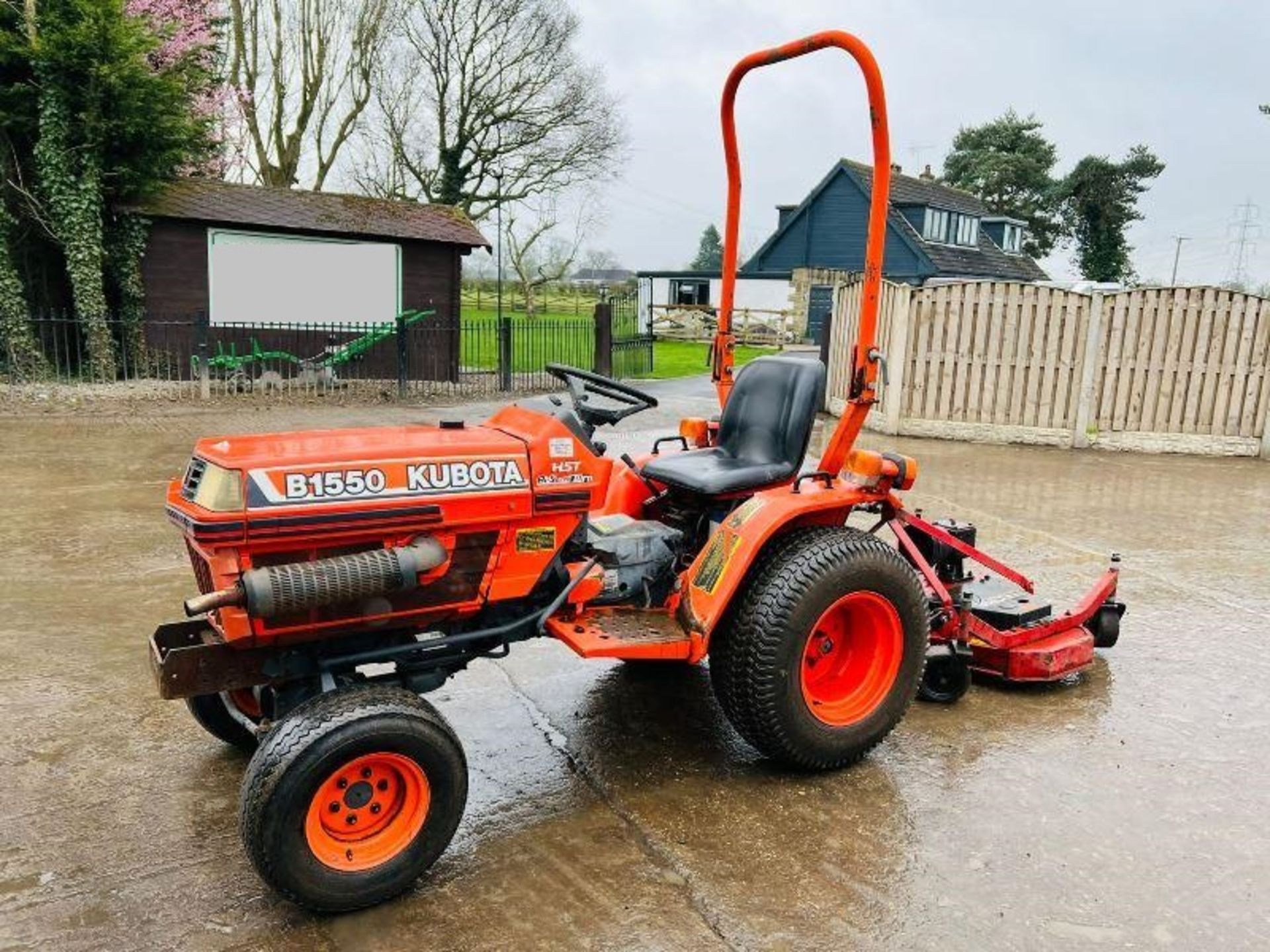 KUBOTA B1550 COMPACT TRACTOR C/W ROLE BAR AND TOPPER