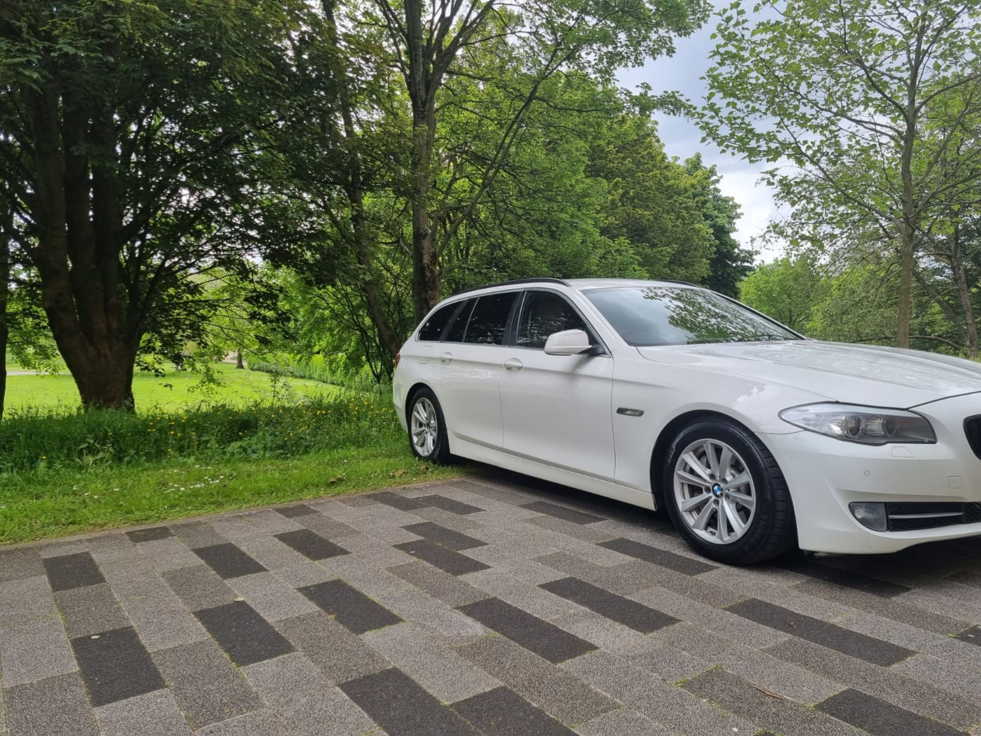 2013 BMW 530D AC AUTO WHITE ESTATE -268HP - FULL SERVICE HISTORY - YW13 FCL - RESERVE REDUCED - Image 3 of 12