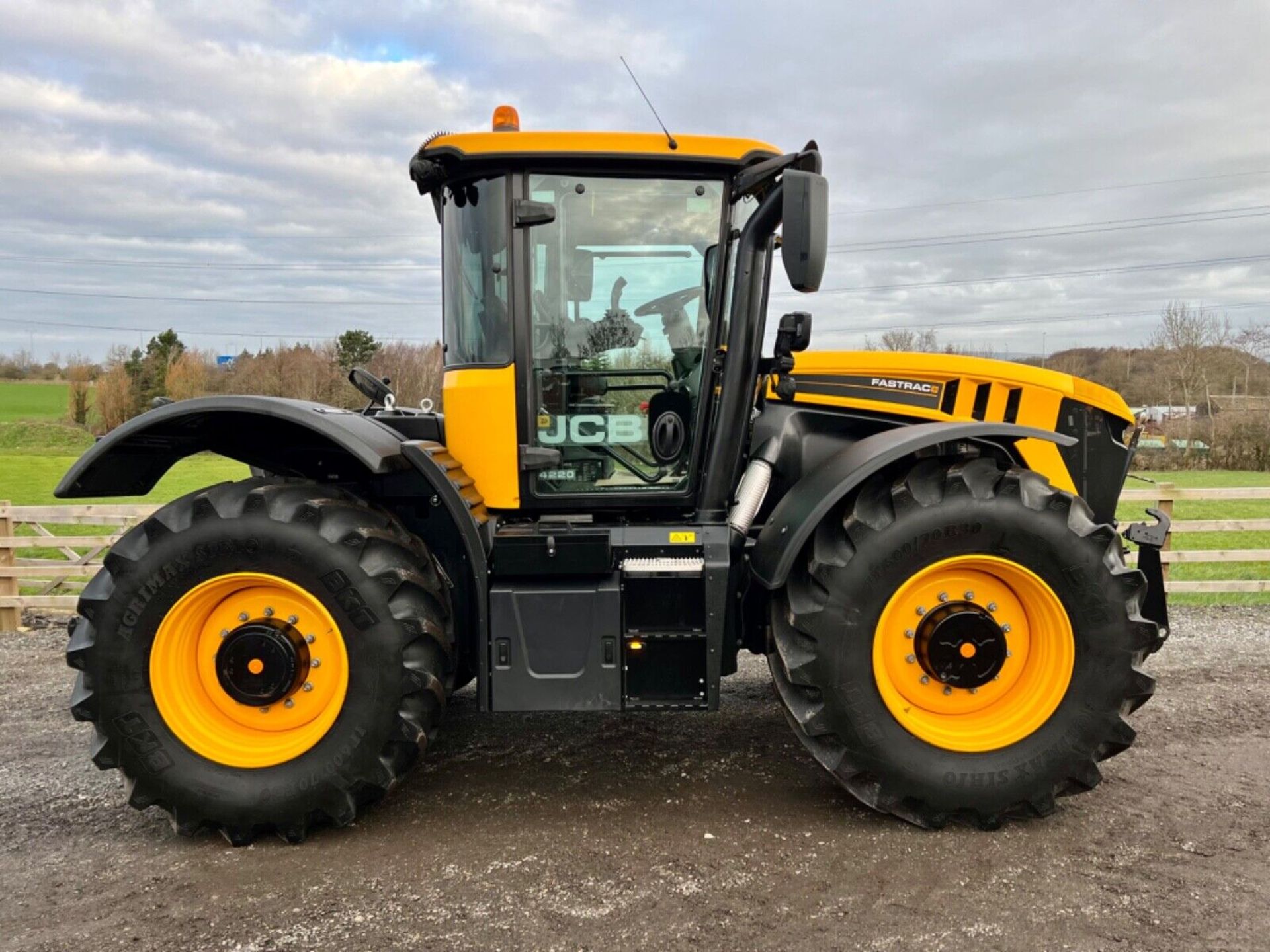 2021 (21) JCB FASTRAC 4220 STAGE V ** FULL SPEC ** LED ROAD LIGHT PACKAGE - Image 3 of 10