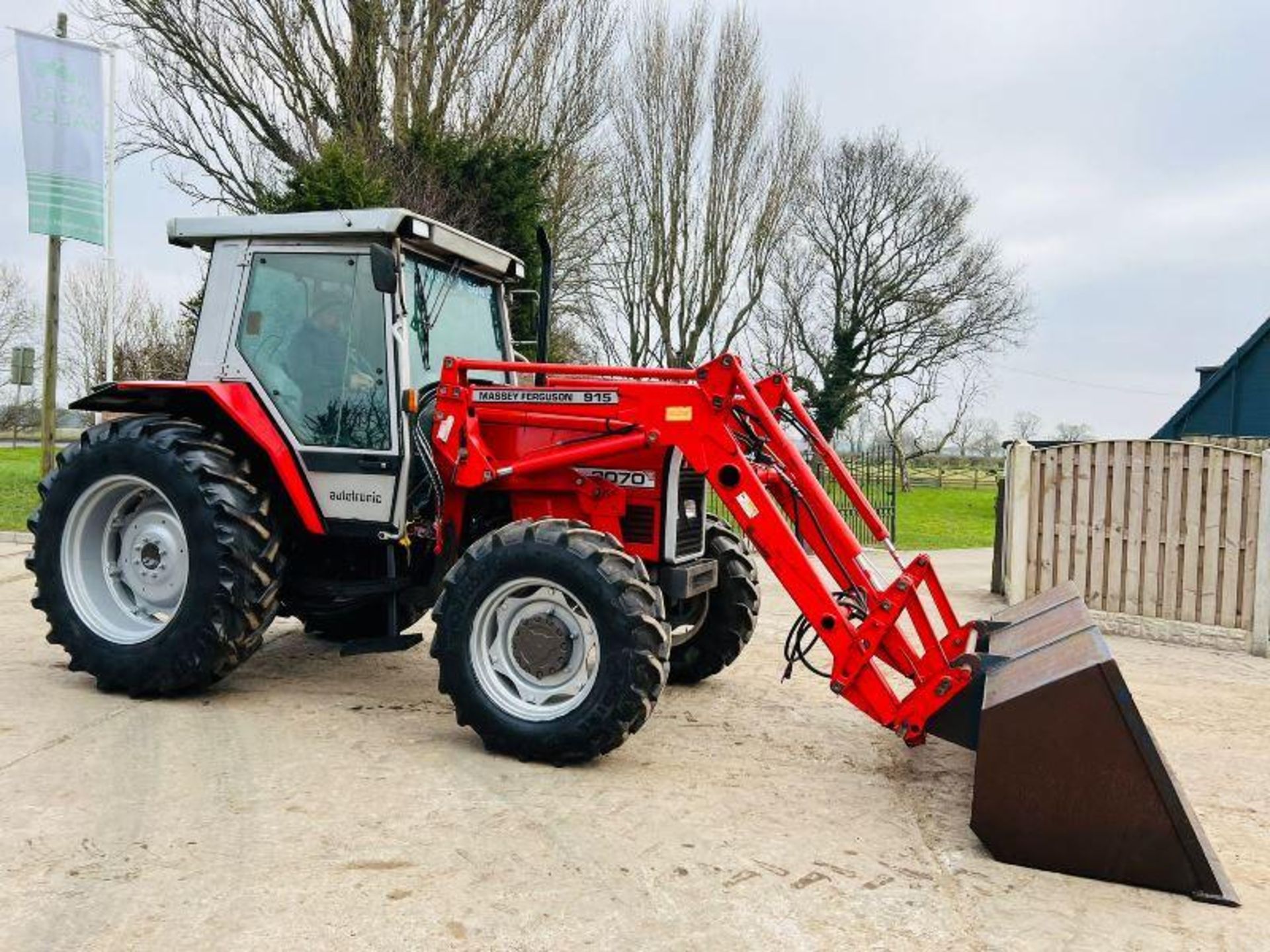 MASSEY FERGUSON 3070 4WD TRACTOR C/W MASSEY FERGUSON 915 FRONT LOADER & BUCKET. - Image 15 of 20