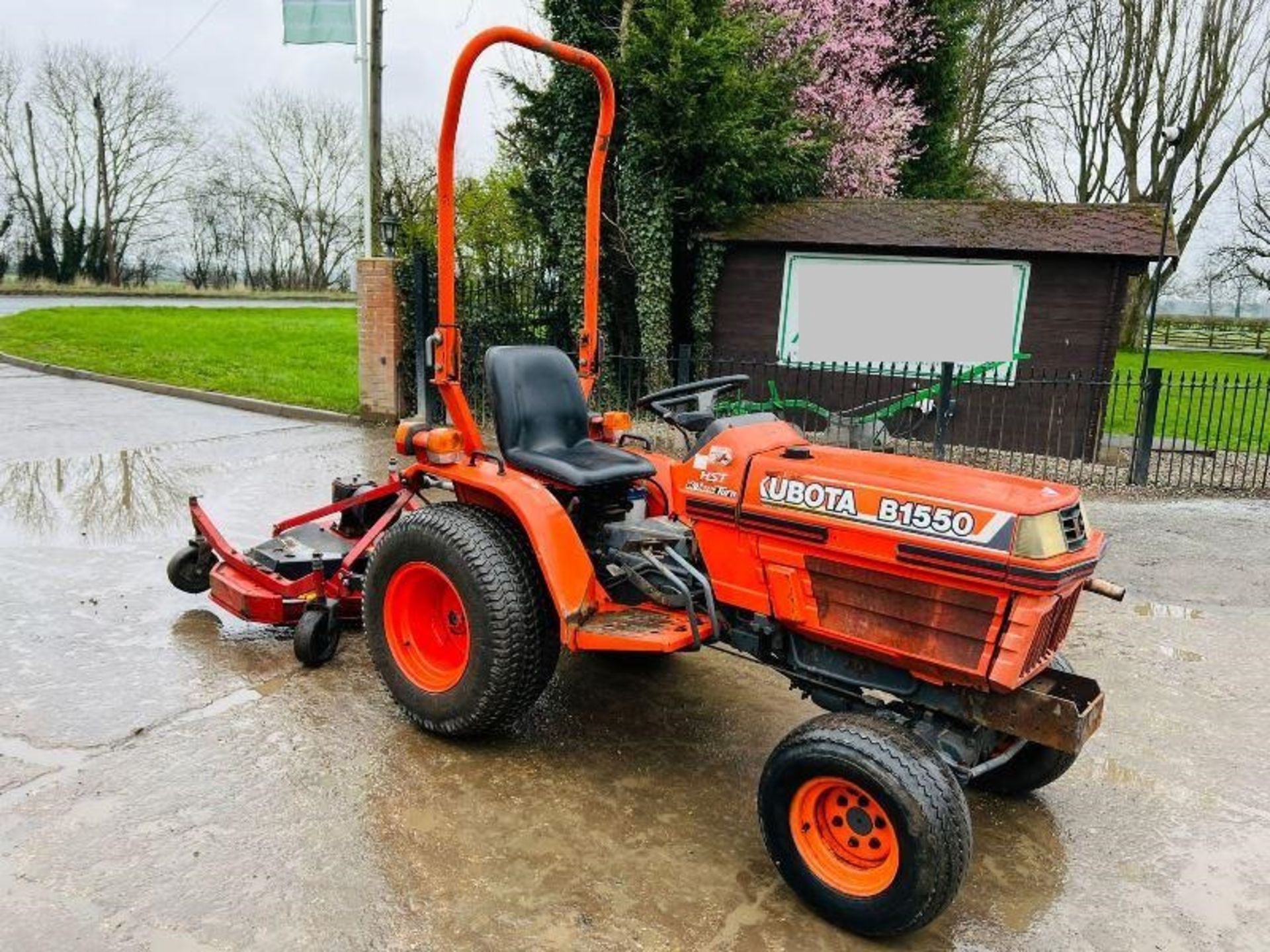 KUBOTA B1550 COMPACT TRACTOR C/W ROLE BAR AND TOPPER - Image 4 of 12
