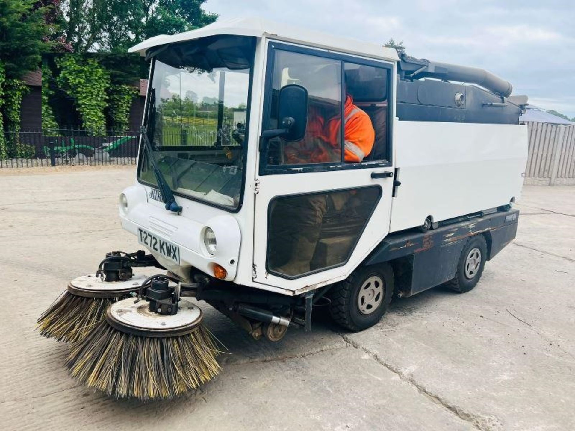 JOHNSTON 4X2 ROAD SWEEPER C/W REVERSE CAMERA - Image 9 of 14