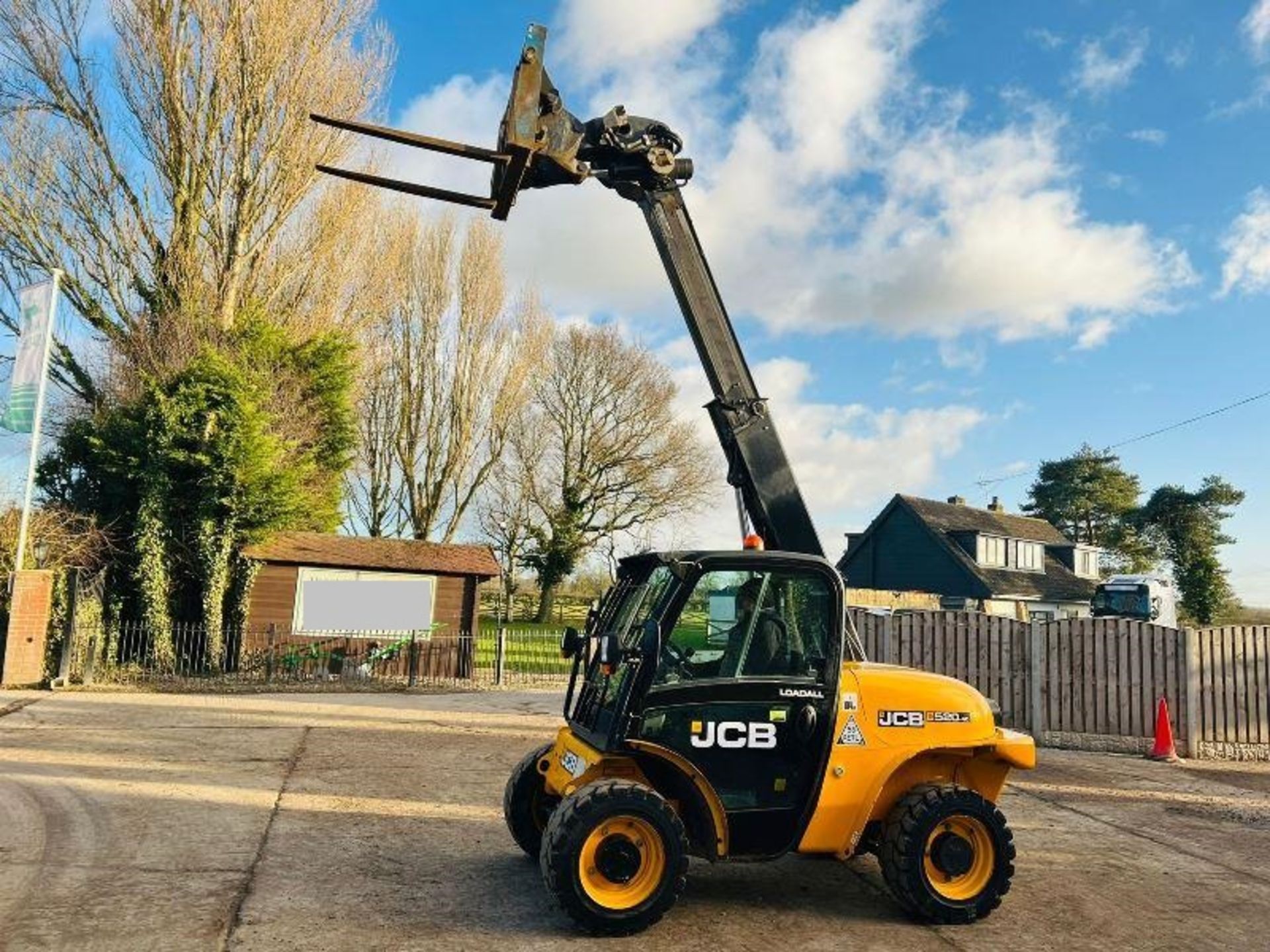 JCB 520-40 4WD TELEHANDLER * YEAR 2011 , 4592 HOURS * C/W PALLET TINES - Image 12 of 14