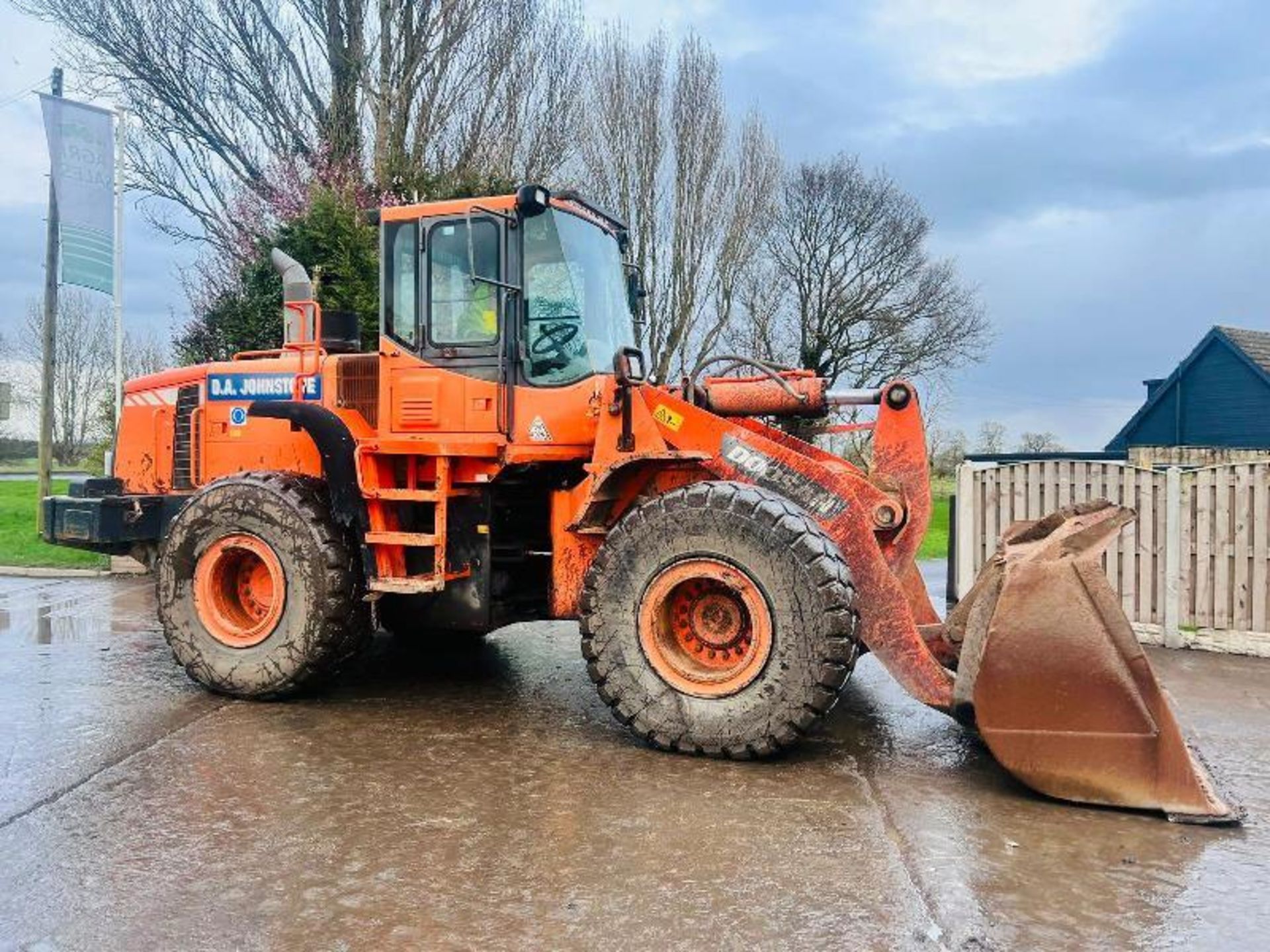 DOOSAN DL300 4WD LOADING SHOVEL * YEAR 2011 * C/W BUCKET - Image 17 of 19