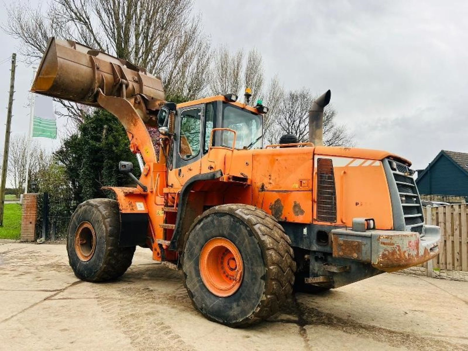 DOOSAN DL400 4WD LOADING SHOVEL C/W BUCKET & AC CABIN