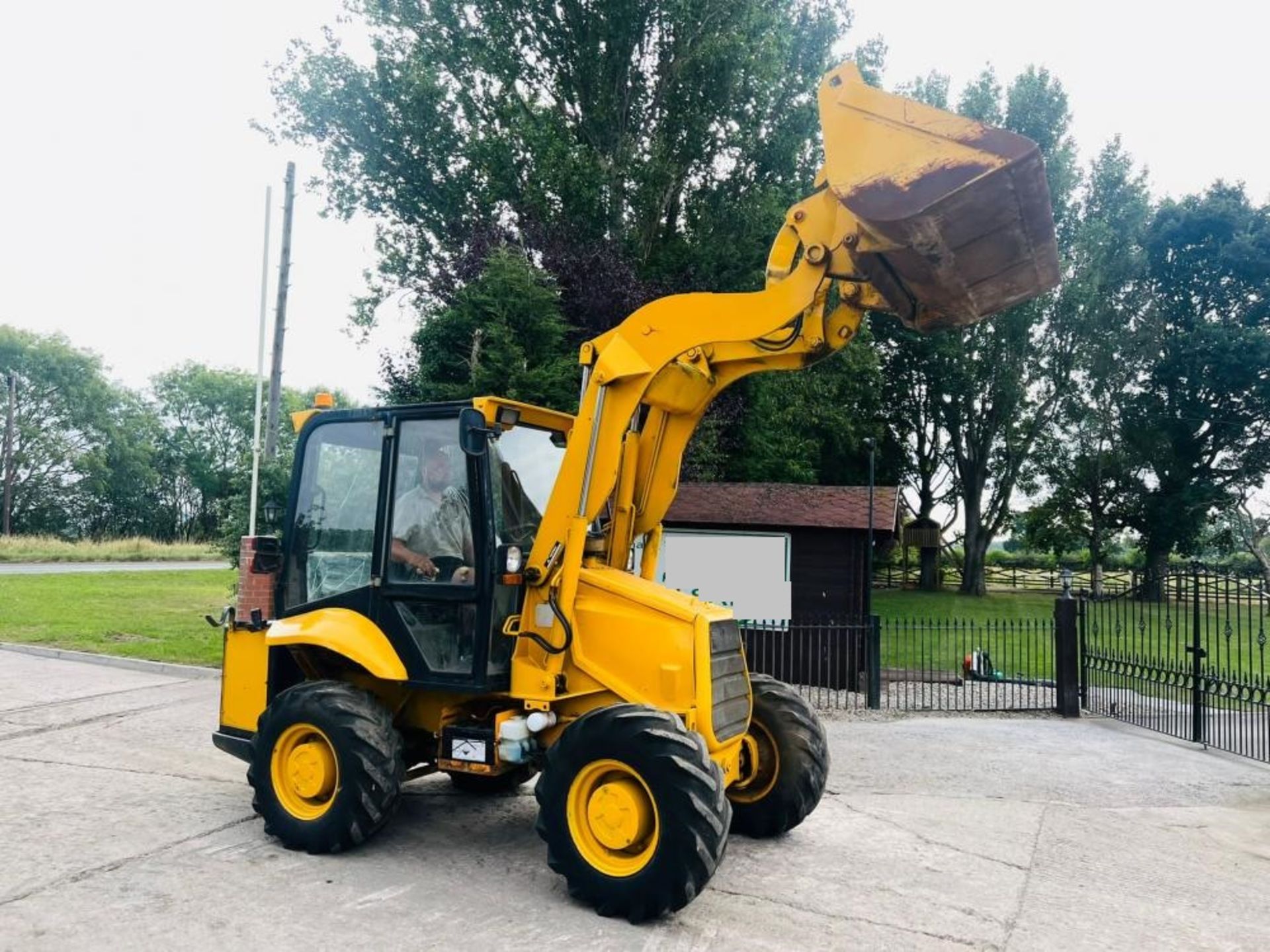 JCB 2CX 4WD AIRMASTER LOADING SHOVEL C/W SIDE TIP BUCKET - Image 8 of 17