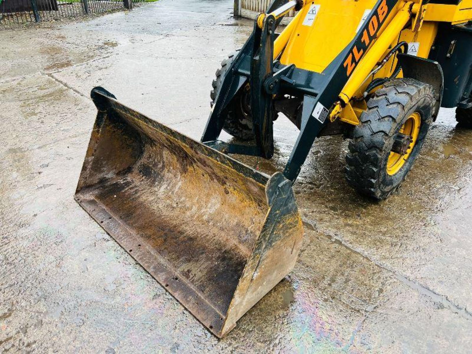 ZL10B 4WD LOADING SHOVEL C/W BUCKET - Image 8 of 10