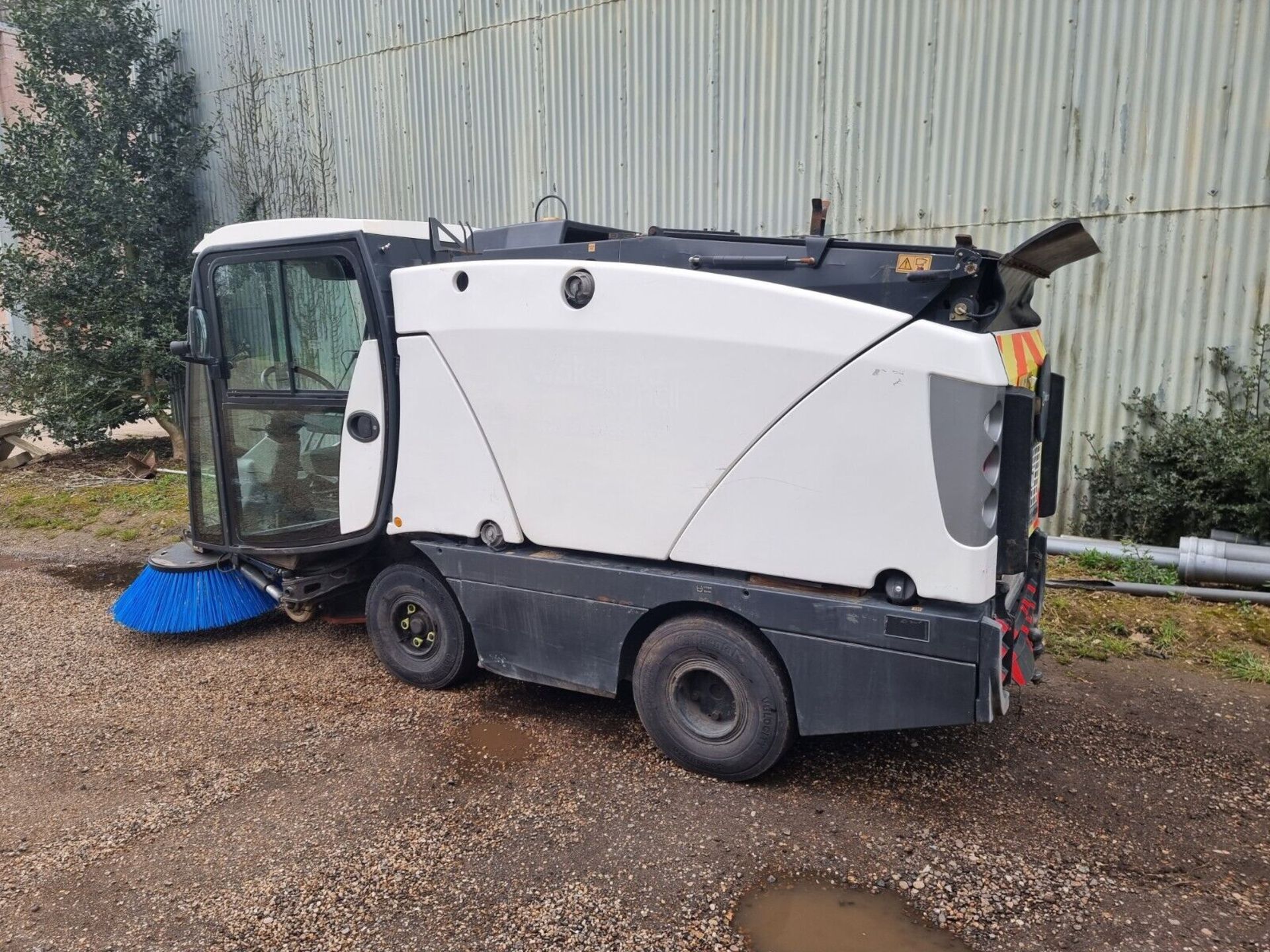 2014 JOHNSTON CX201 PRECINCT ROAD SWEEPER AIR CON - Image 3 of 5