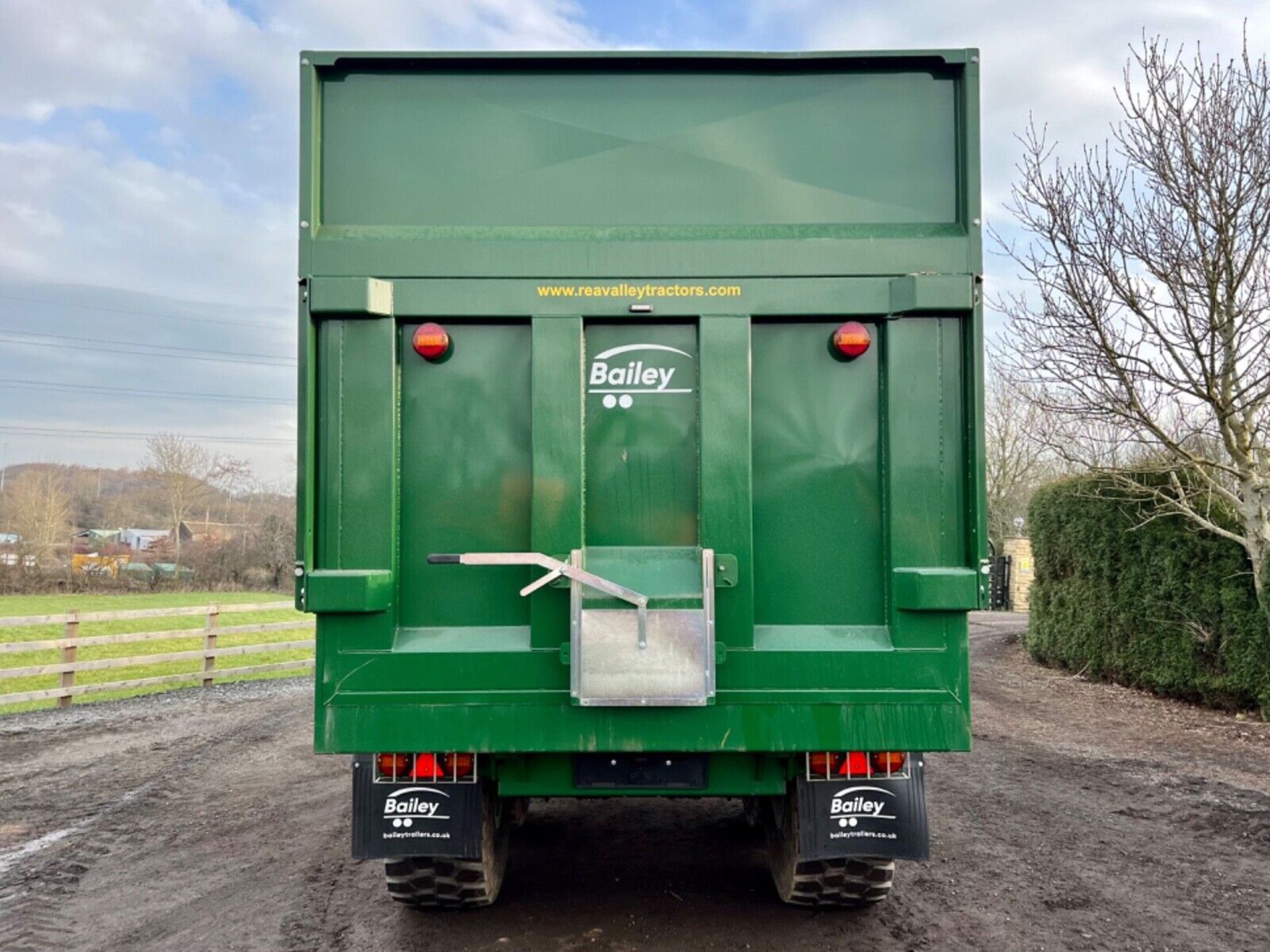 2021 BAILEY 16 TON HIGH SPEED SILAGE TRAILER AIR & HYDRAULIC BRAKING - REAR HITCH / ON BOARD WEIGHER - Image 2 of 12
