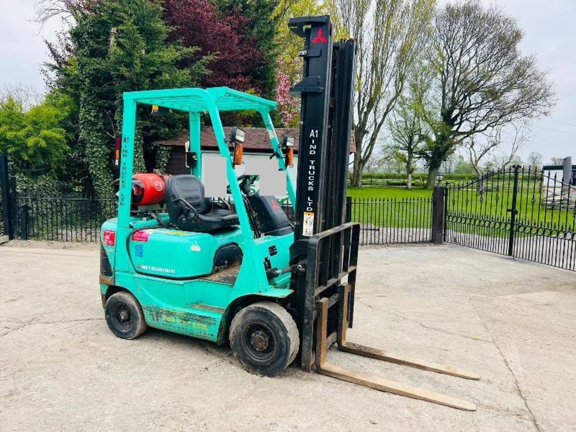 MITSUBISHI FG18K FORKLIFT C/W 2 STAGE MASK * NON-RUNNER *