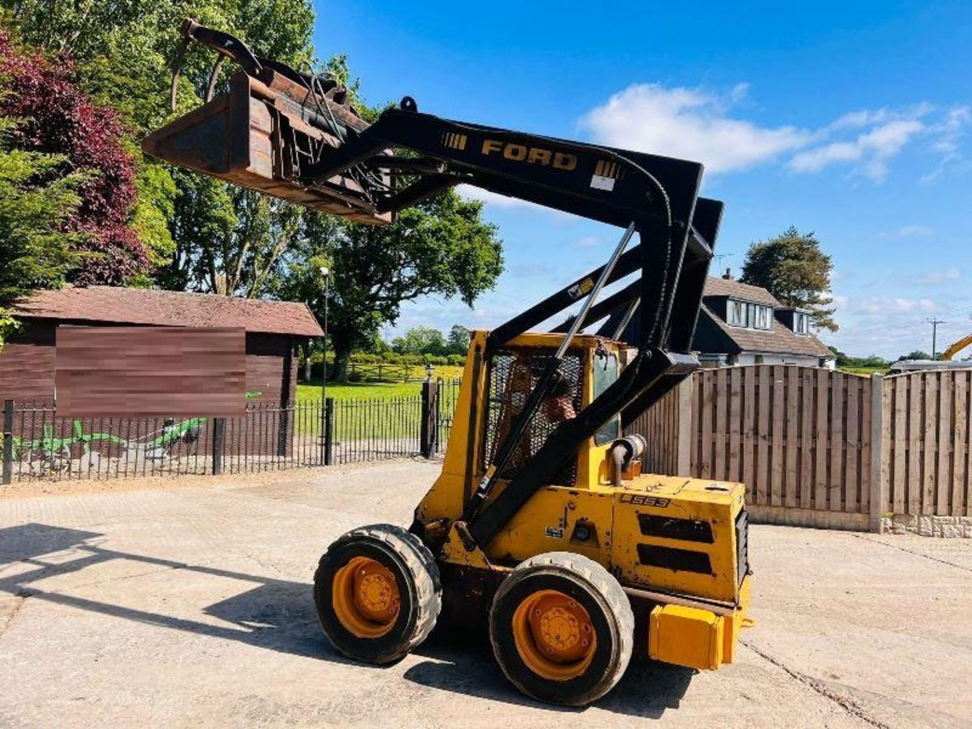 FORD L553 HIGH LIFT SKIDSTEER C/W GRAPPLE BUCKET