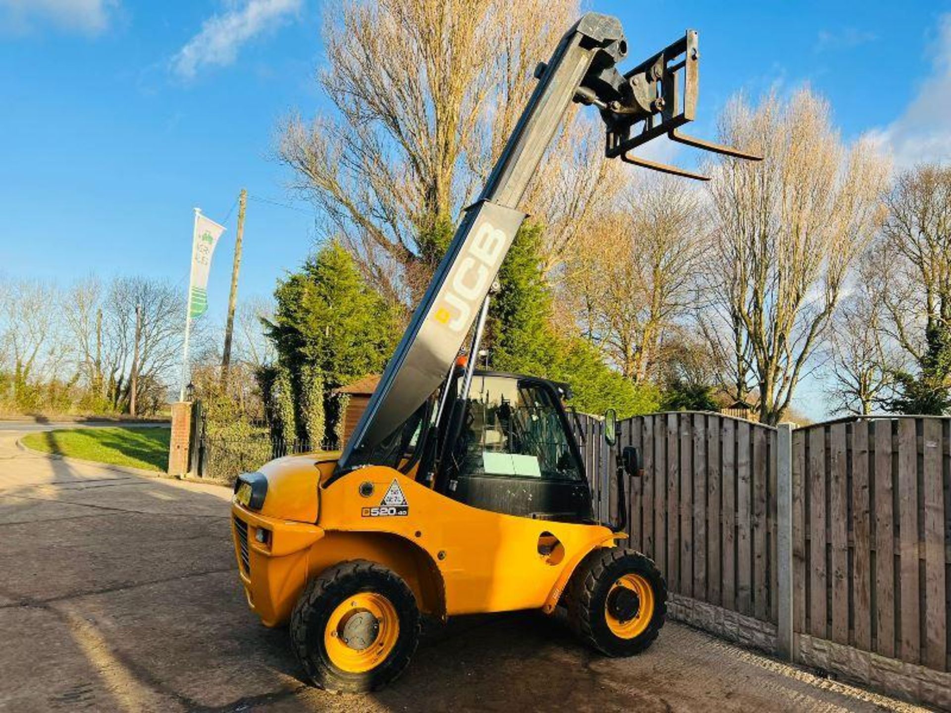 JCB 520-40 4WD TELEHANDLER * YEAR 2011 , 4592 HOURS * C/W PALLET TINES - Image 2 of 14